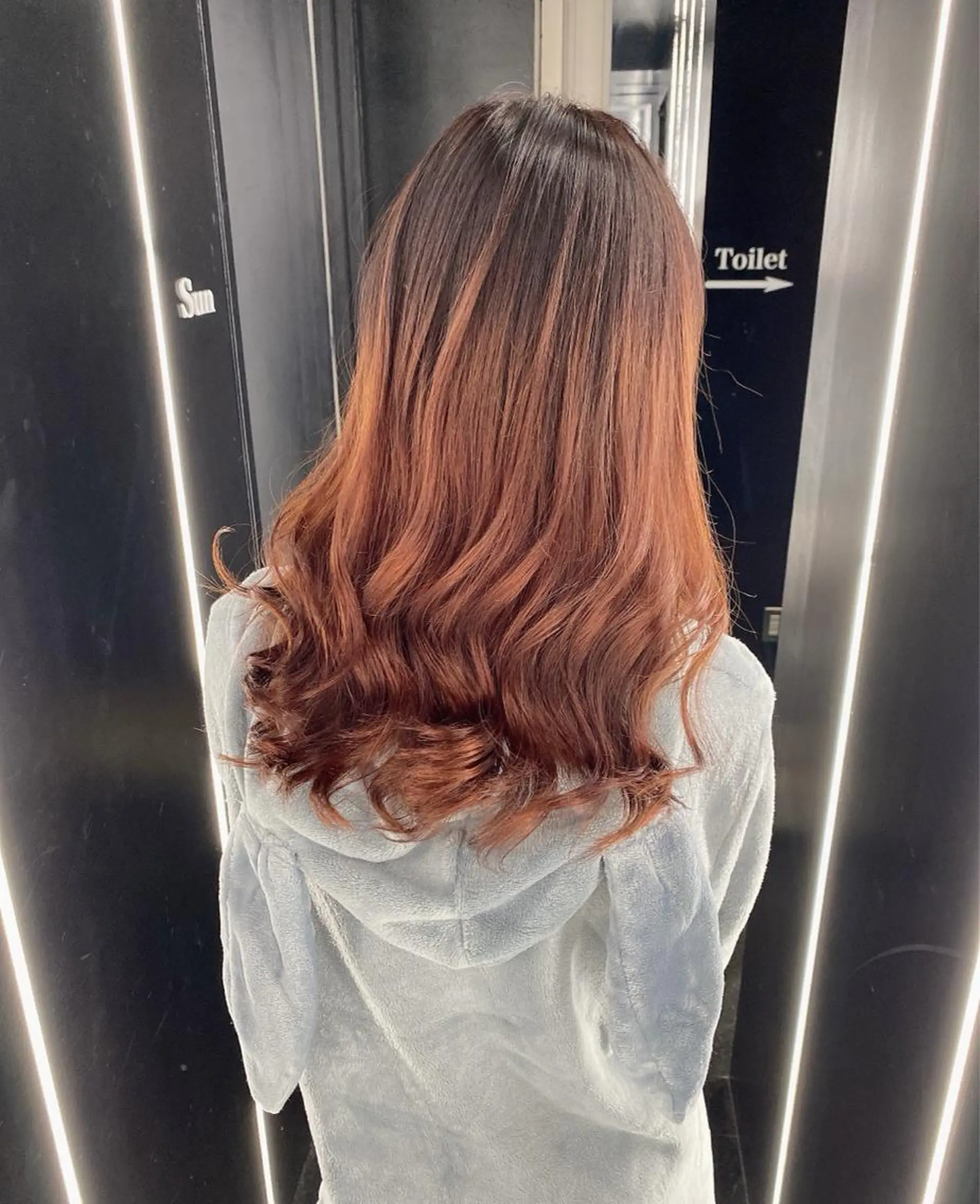 セミロング カラー グラデーションカラー レッドカラー 森本 笑のヘアスタイル