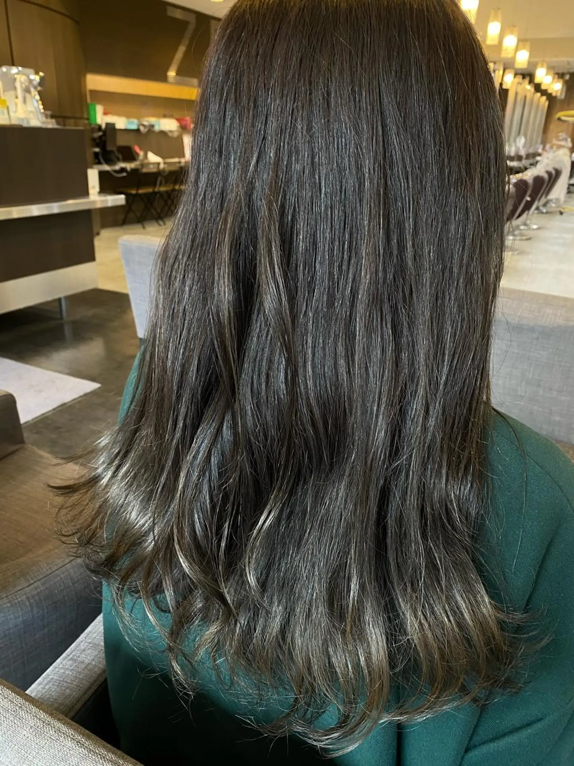 ロング ヘアカラー 透け感ベージュ ／ミハルのヘアスタイル