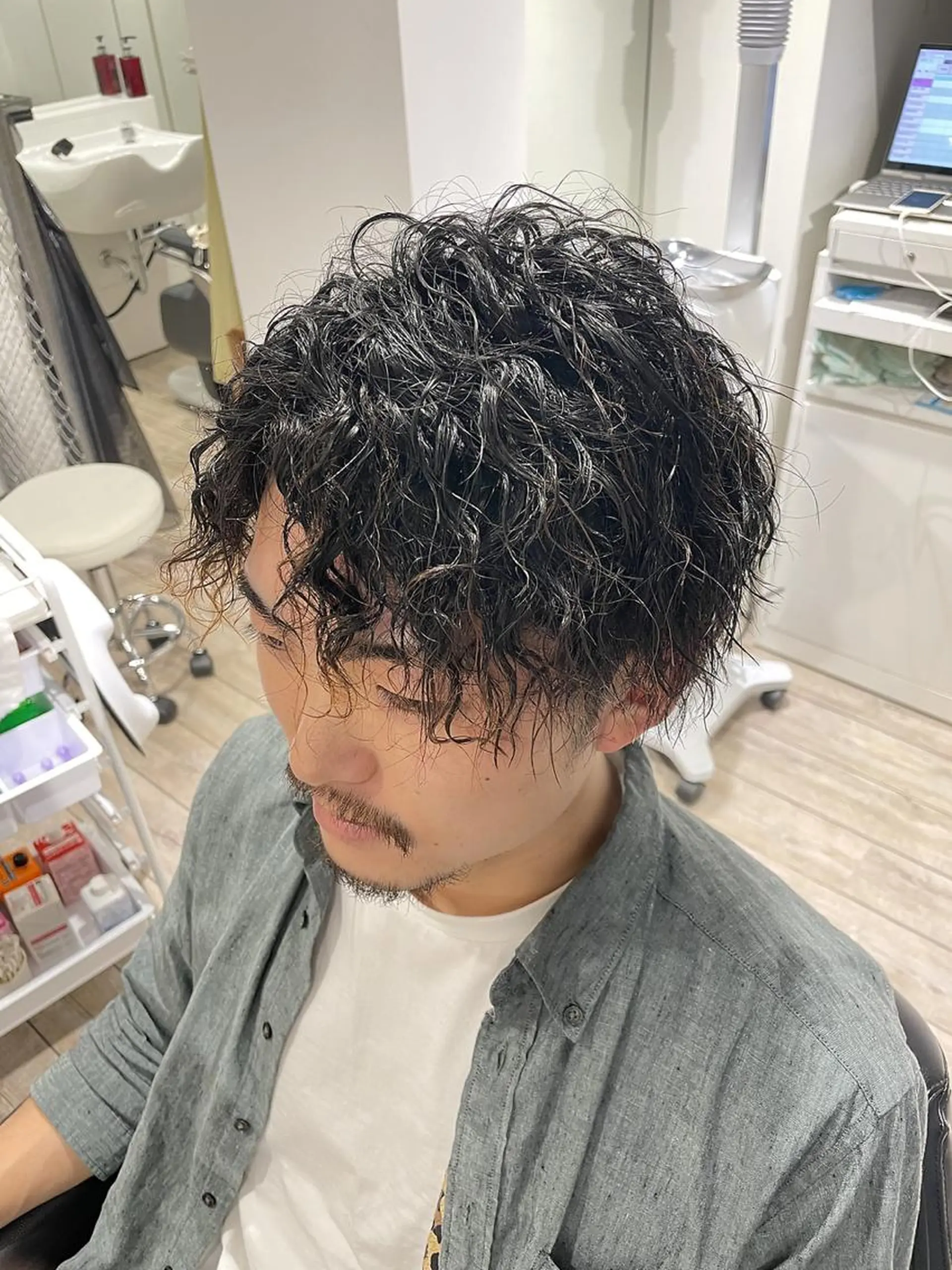 ミディアム パーマ メンズ ミディアムパーマ フェードカット メンズパーマ スキンフェード ツイストスパイラルパーマ YOSHI 吉田圭祐のヘアスタイル