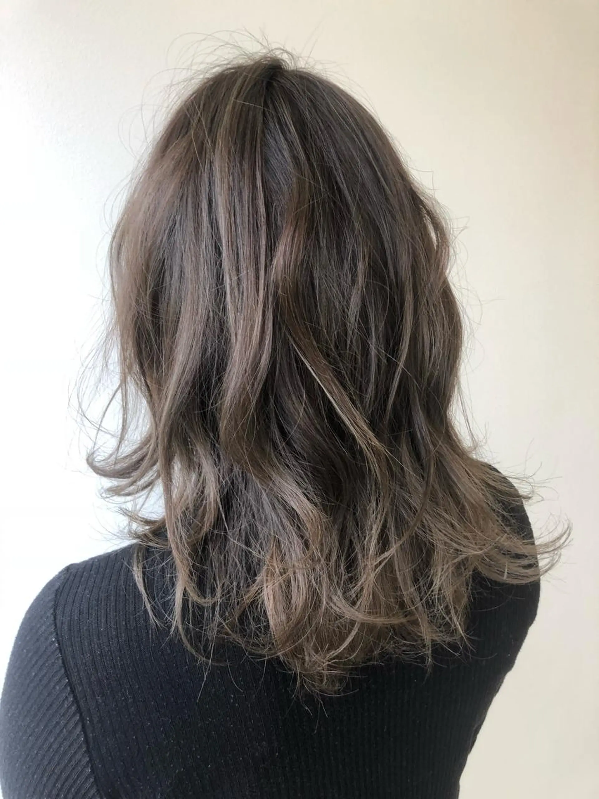 セミロング カラー グレージュ ハイライトカラー イルミナカラー ハイライト 永井 悠大のヘアスタイル