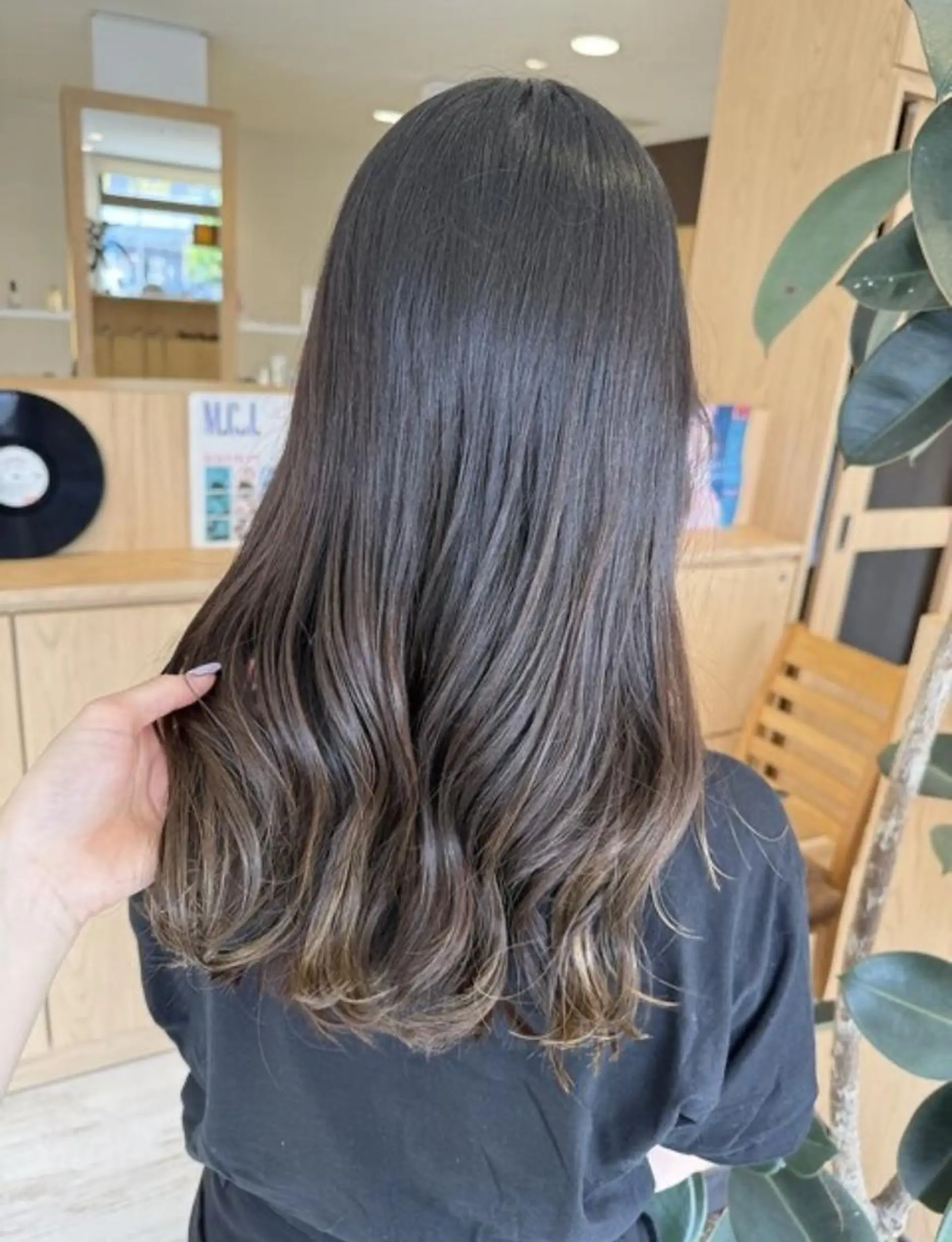 セミロング カラー ブラウンカラー 森浦 莉乃のヘアスタイル