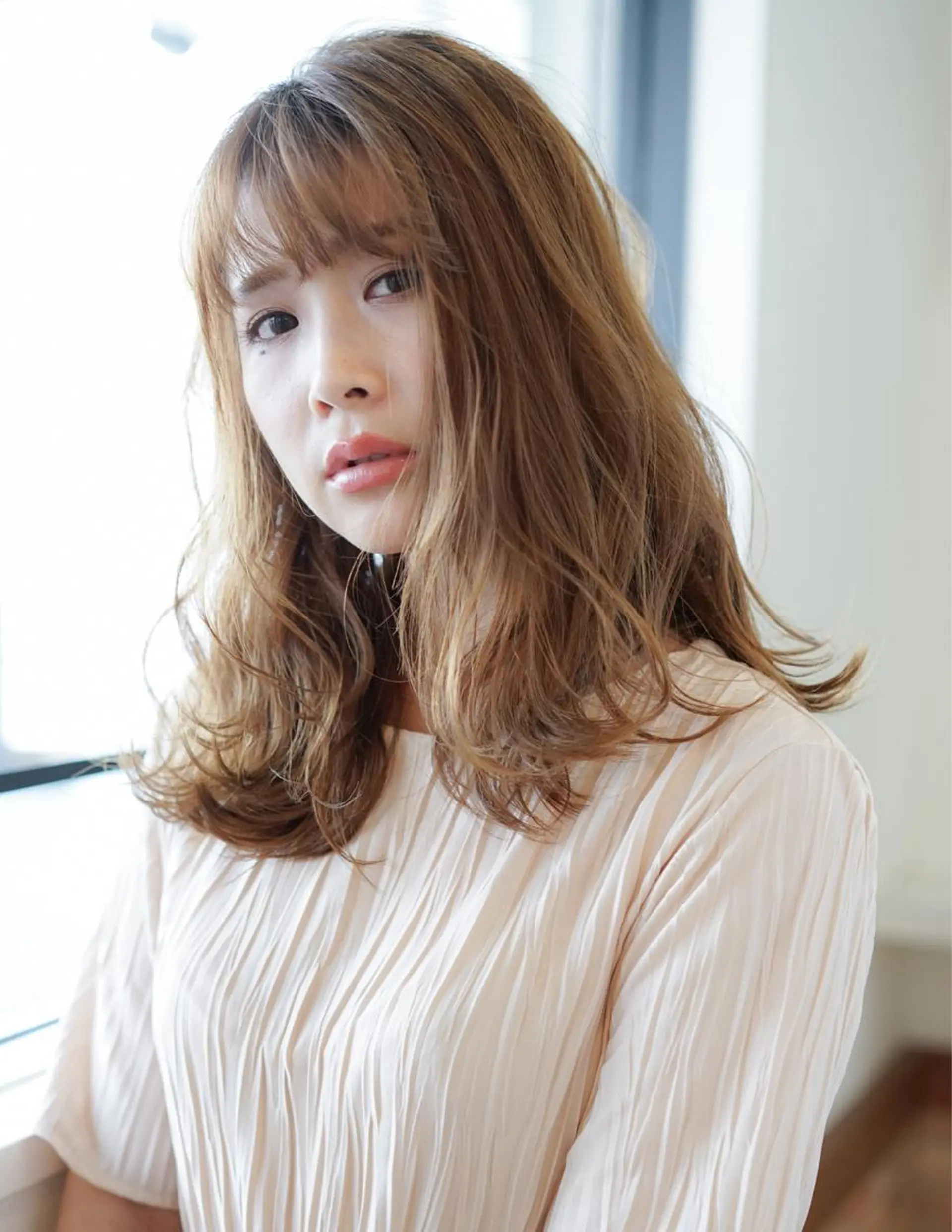 ミディアム カット ヘアカラー ヘアールーム アートのヘアスタイル