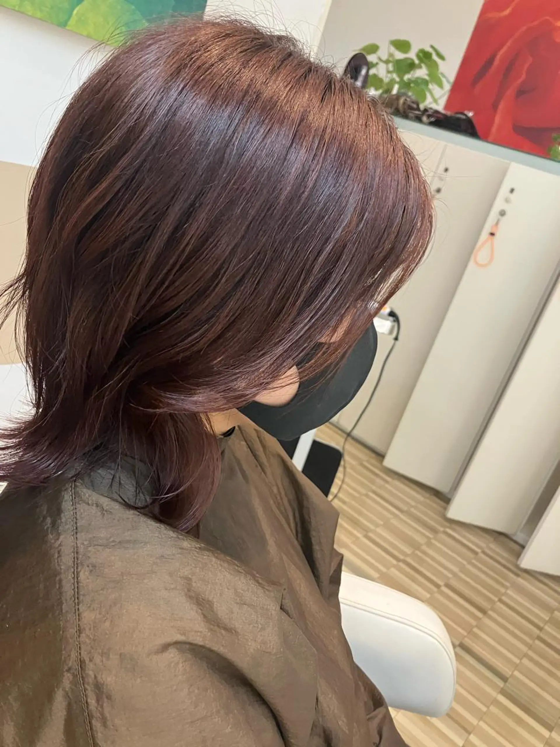 ミディアム カラー ブリーチ ブラウンカラー ピンクカラー ピンクブラウン ヘアカラー 生田 比奈のヘアスタイル