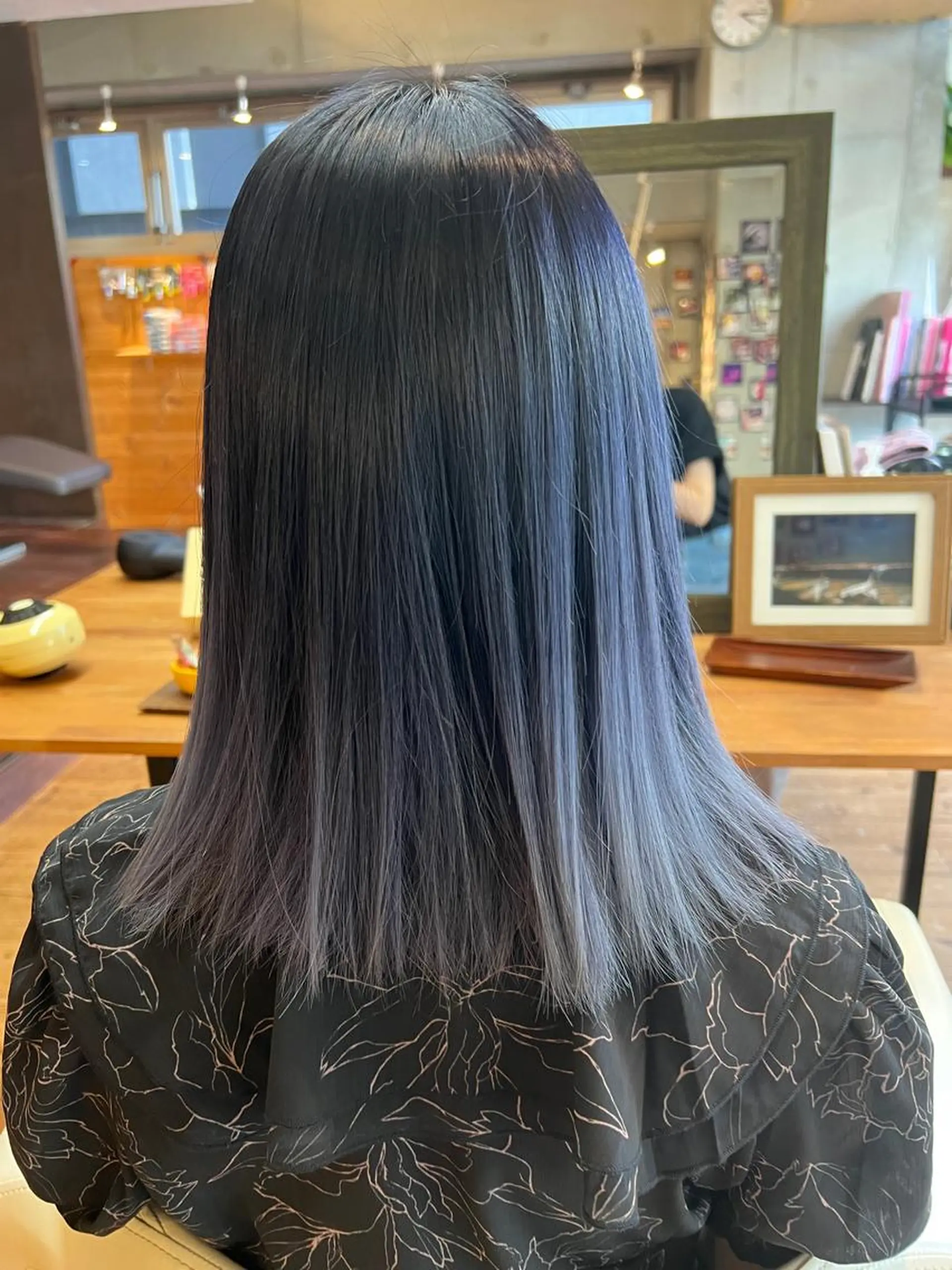 ミディアム カラー アッシュ ブリーチ ブルーカラー ブルーアッシュ グラデーションカラー ヘアカラー BEACH　HAIR&NAIL所属・両国駅徒歩1分⭐️ アイロン仕上げのヘアスタイル