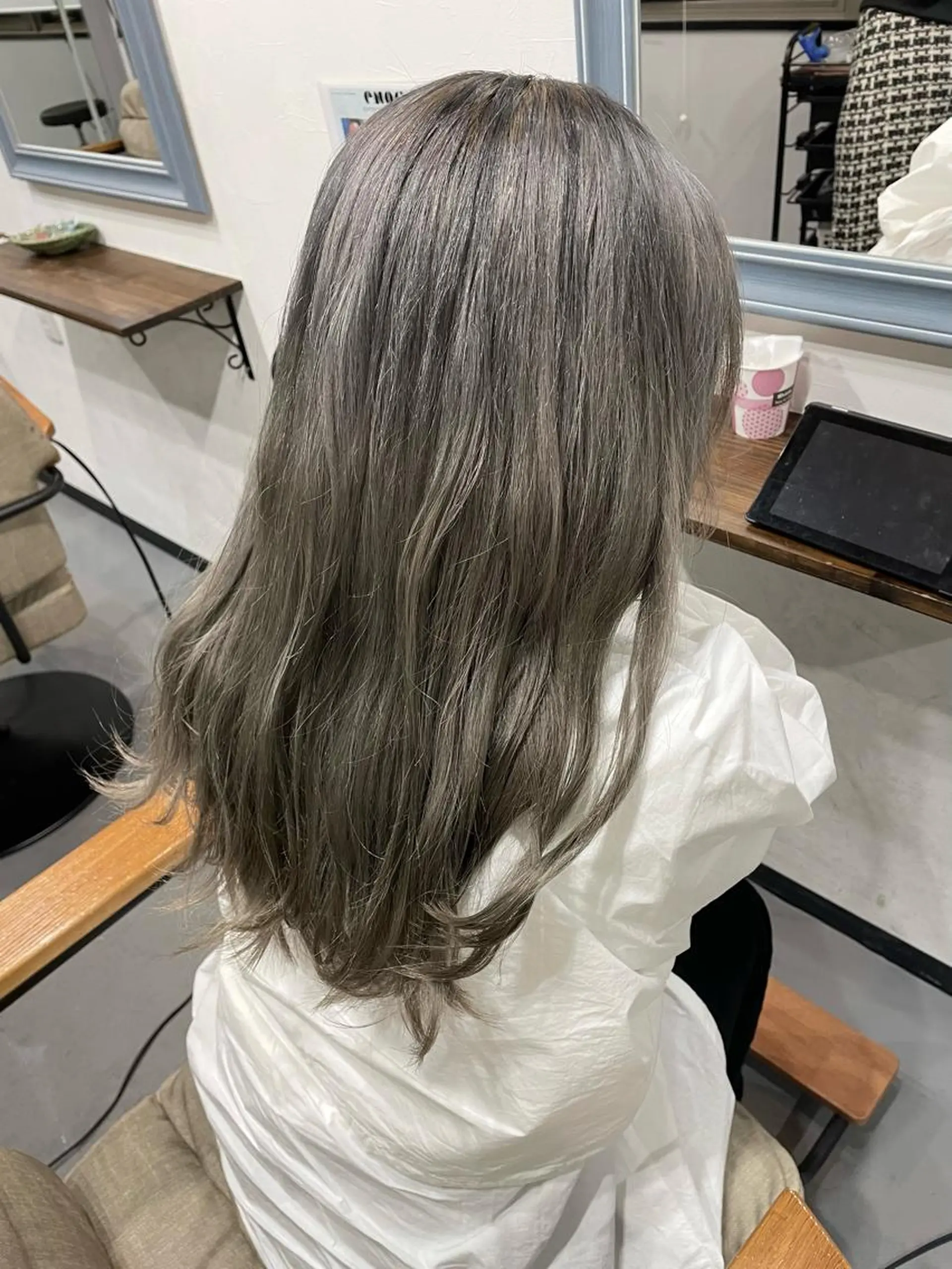 セミロング シンプル 美容室のヘアスタイル
