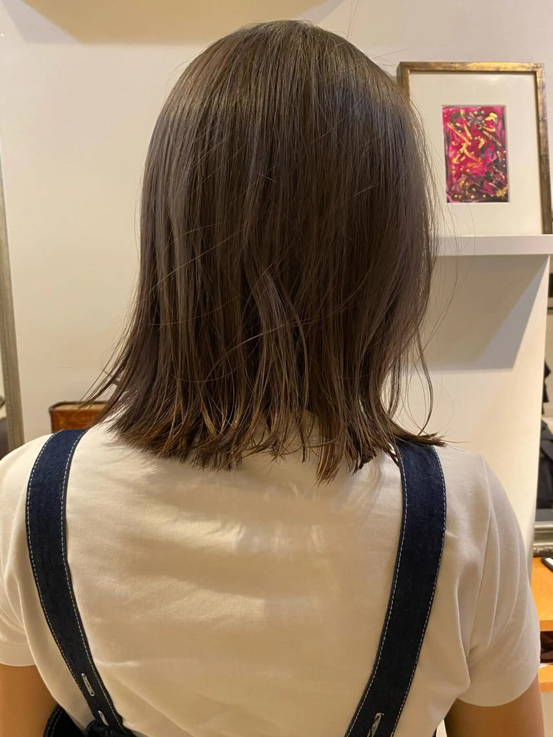 セミロング 韓国🇰🇷レイヤー カットオリーブカラーのヘアスタイル