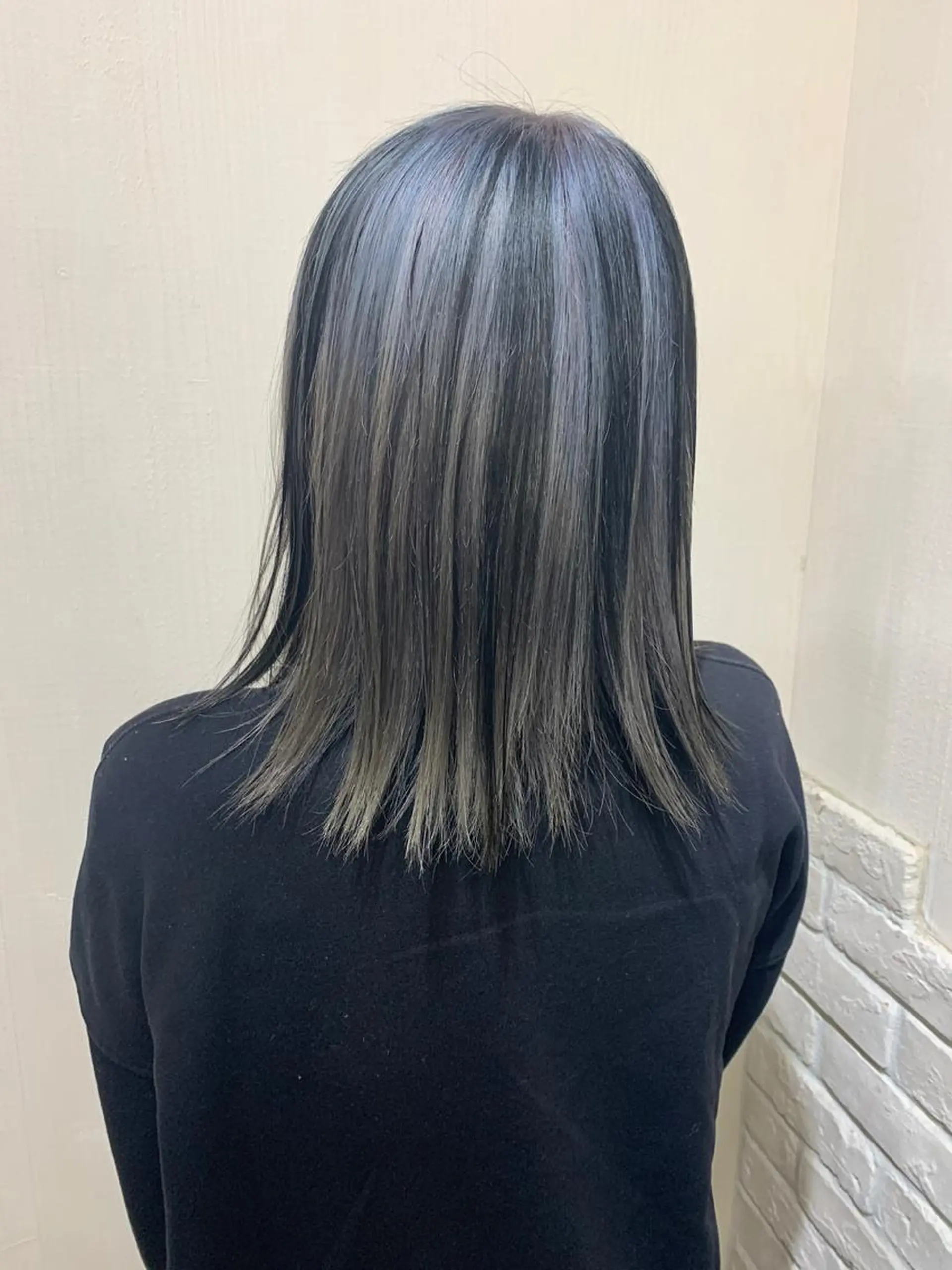 ミディアム カラー ヘアアレンジ 黒髪 ブリーチ ハイライトカラー シルバー ハイライト きむえり/髪質改善 /うねり広がり改善のヘアスタイル