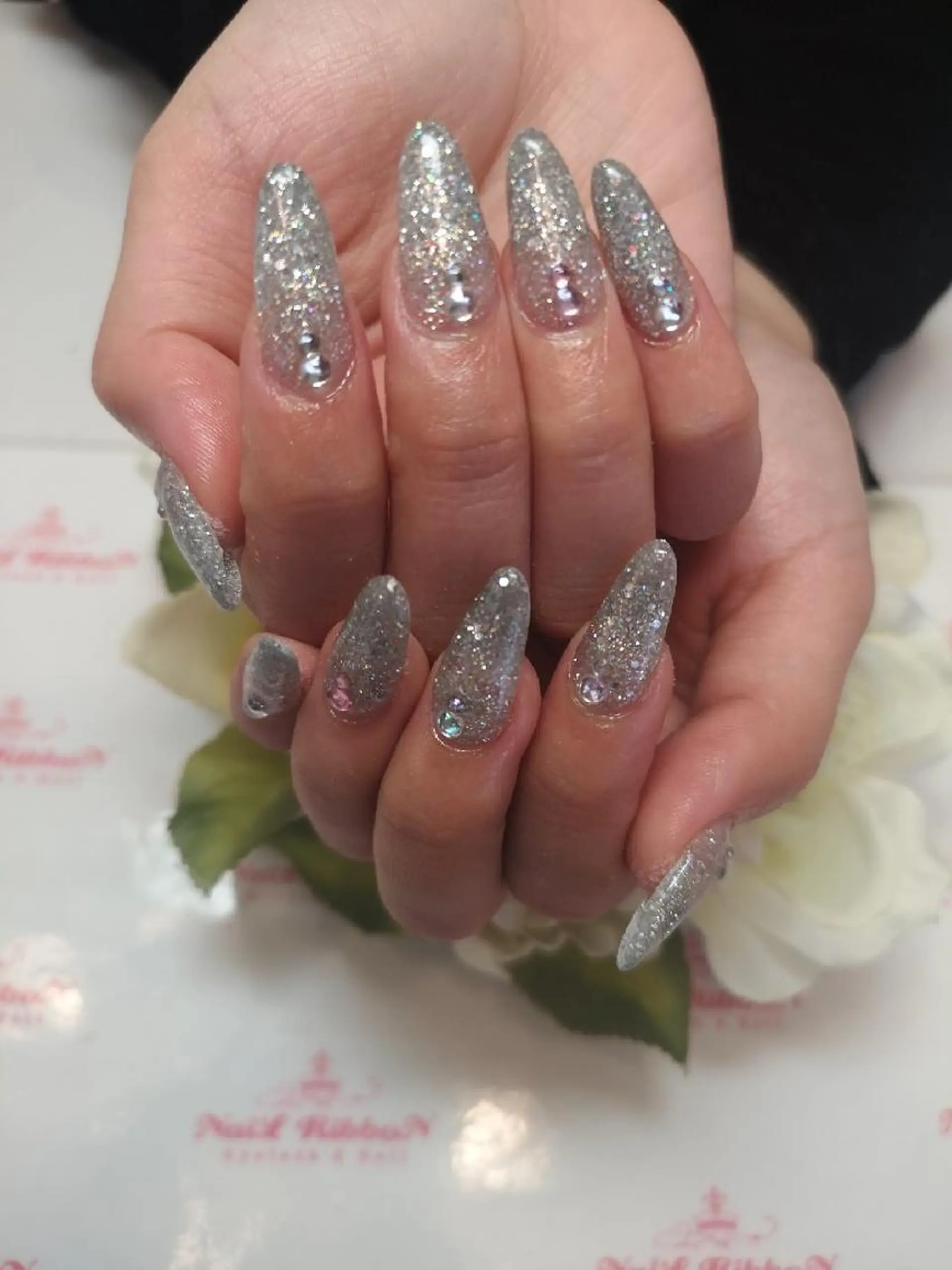 ネイル ネイルリボン 受付スタッフのネイルデザイン