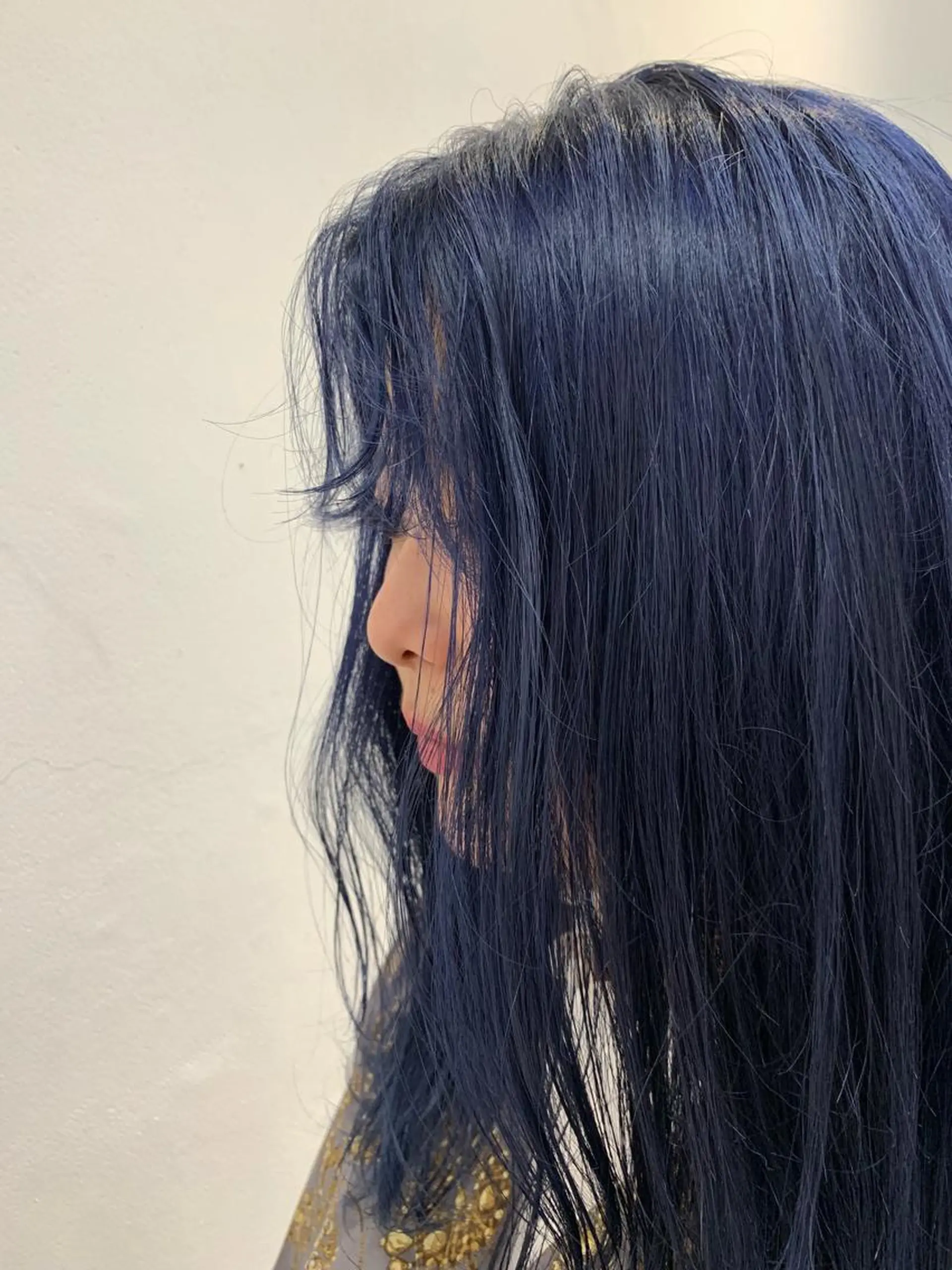 ミディアム カラー ヘアアレンジ ブリーチ ブルーカラー ネイビーカラー ヘアカラー トリートメント THE./ブリーチ 透感カラー/髪質改善のヘアスタイル