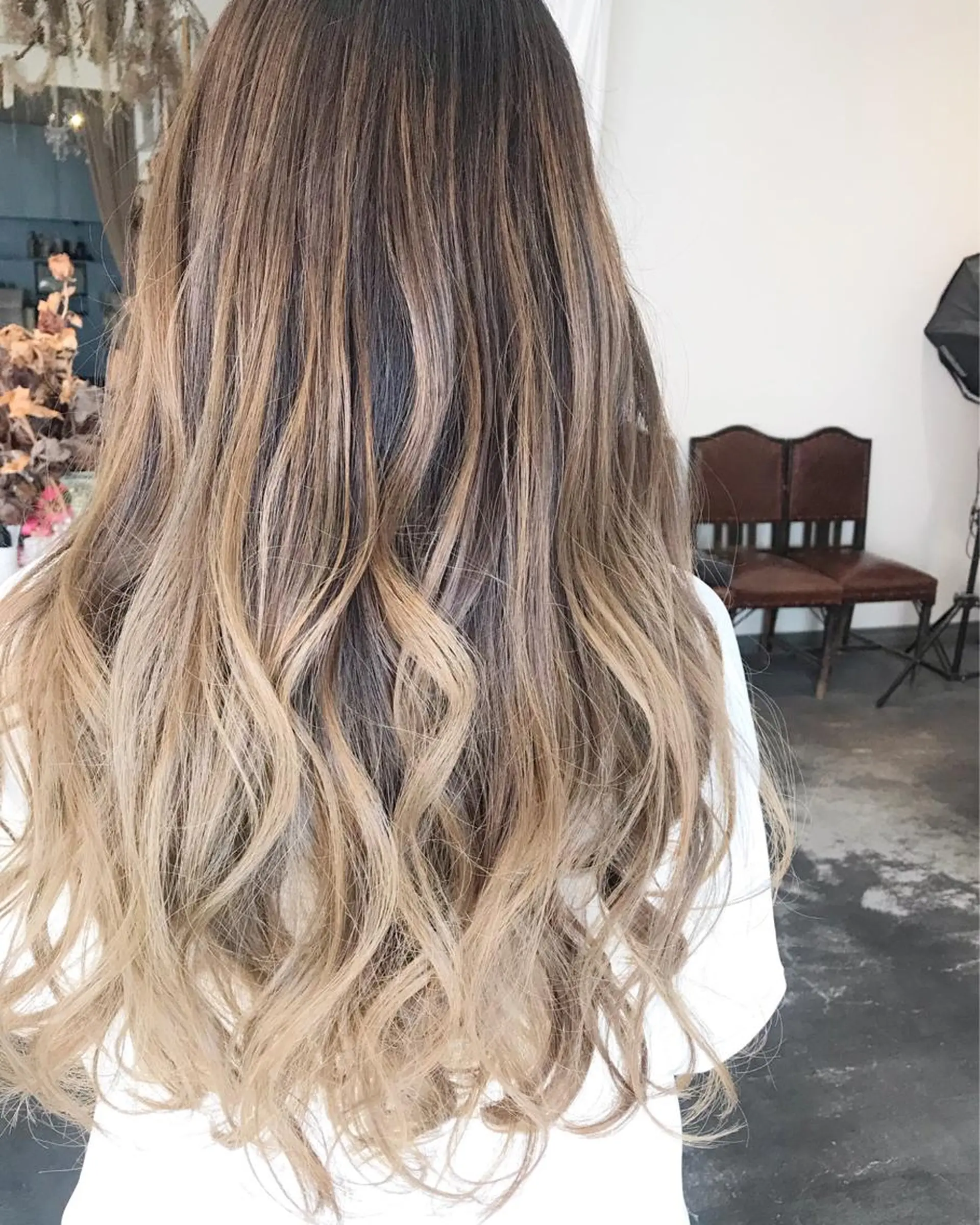 セミロング カラー ヘアアレンジ お団子ヘア 切りっぱなしボブ バレイヤージュ ブリーチ デザインカラー Mariana/ 鶴原-ハイライトのヘアスタイル