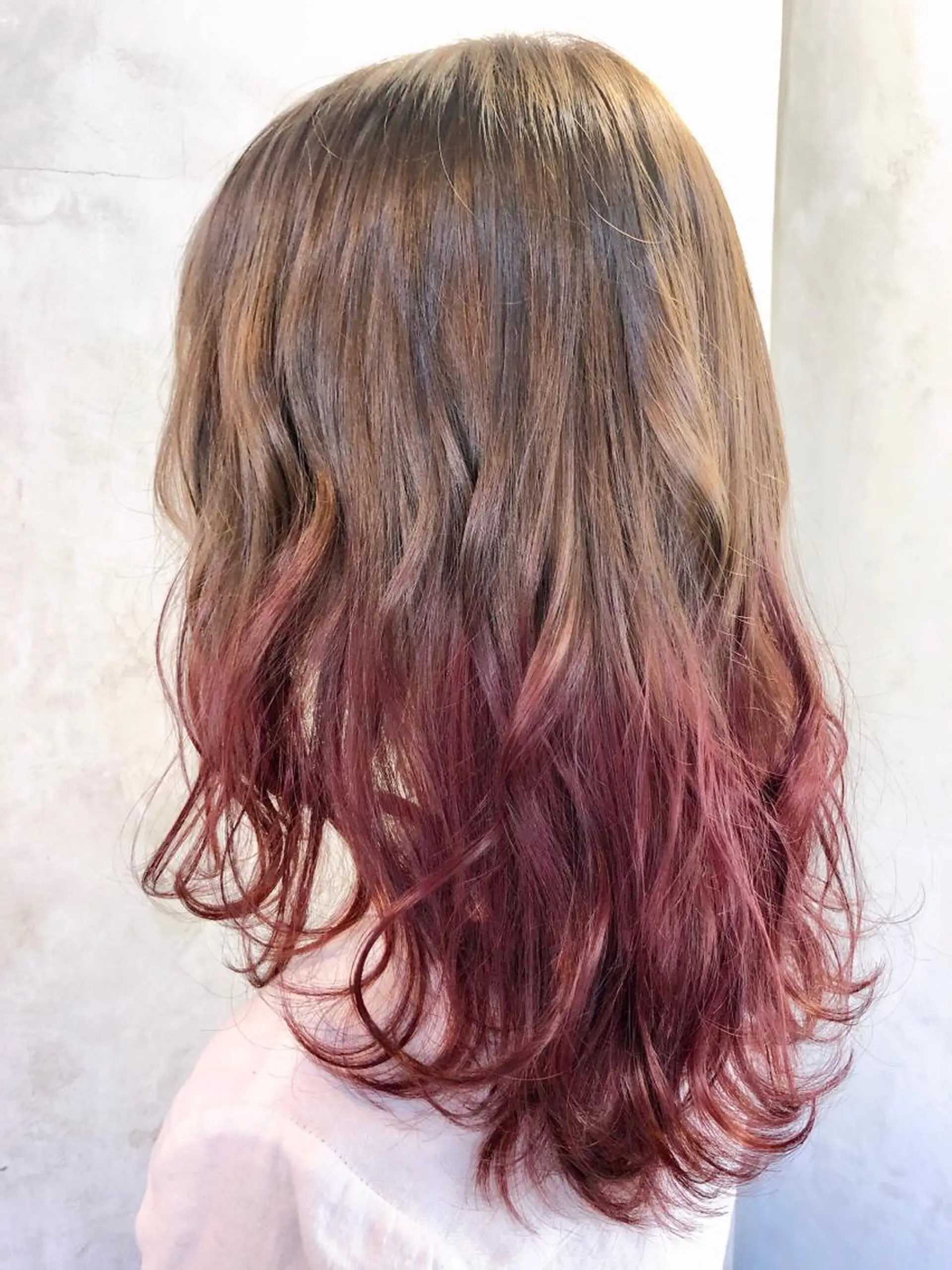 セミロング カラー カシス グラデーションカラー 鹿取 三紗子のヘアスタイル