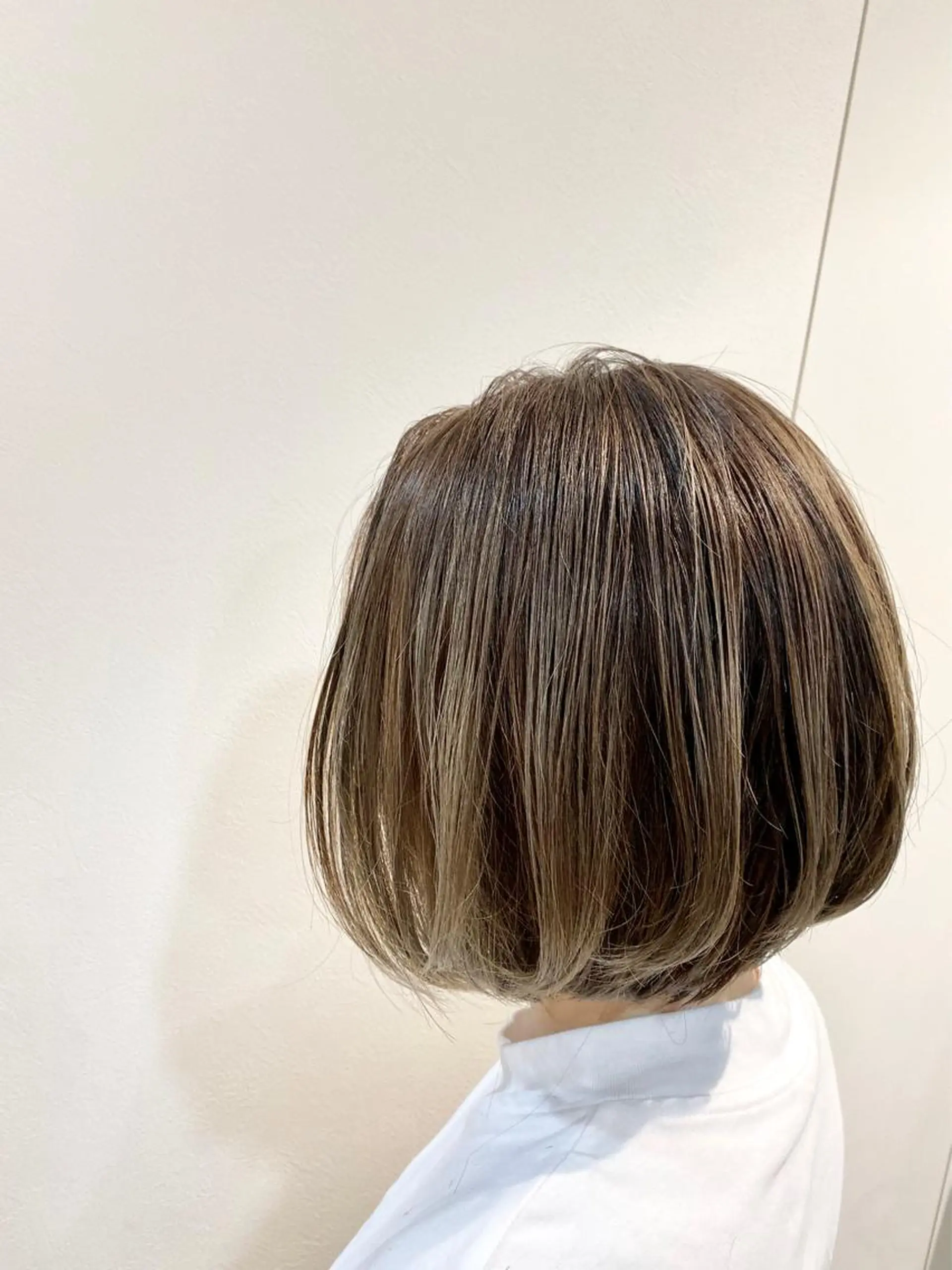ショート カラー ベージュカラー ハイライトカラー ボブ ハイライト カット ヘアカラー トリートメント Kazu .Kのヘアスタイル