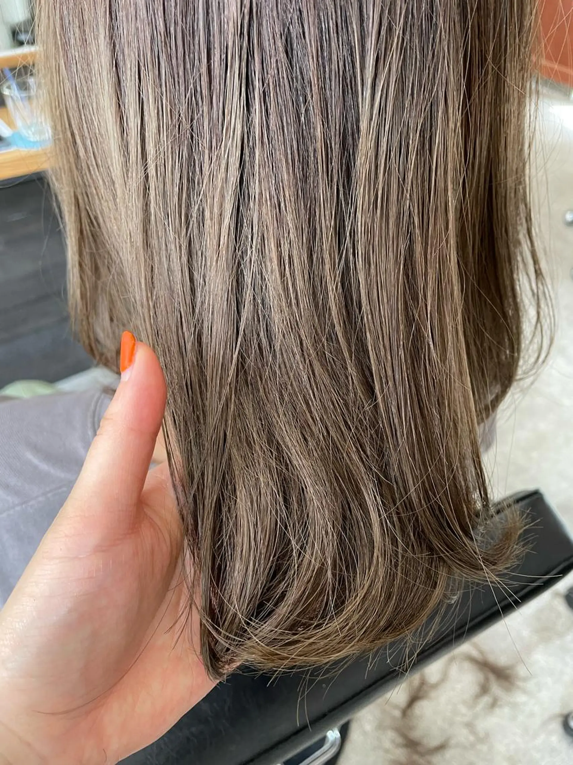 セミロング カラー ブリーチ グレージュ 高山 妃のヘアスタイル