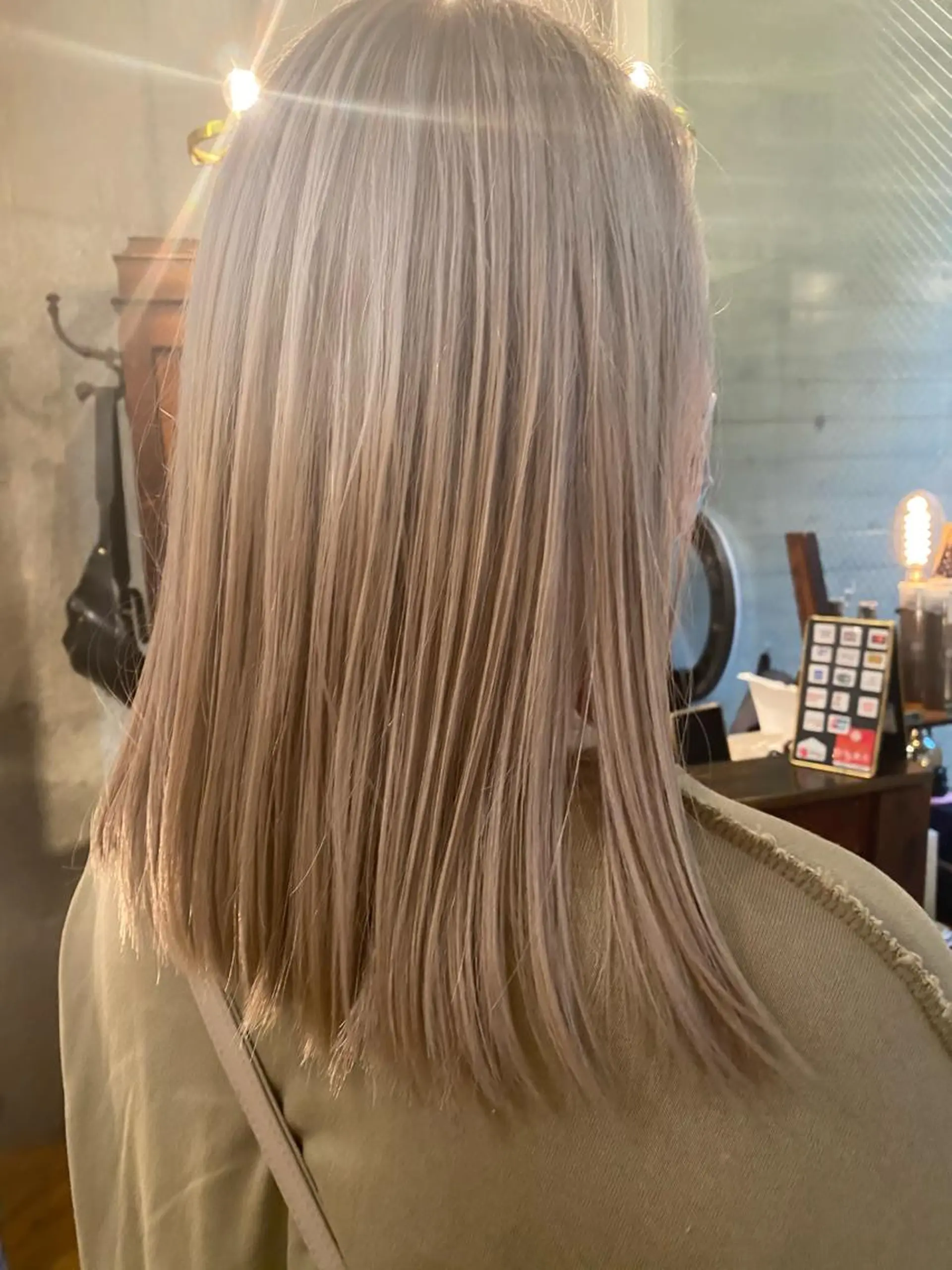 ミディアム カラー ブロンド ホワイトブロンド 白髪ぼかし×デザイン 🕊️🫧ホウジョウのヘアスタイル
