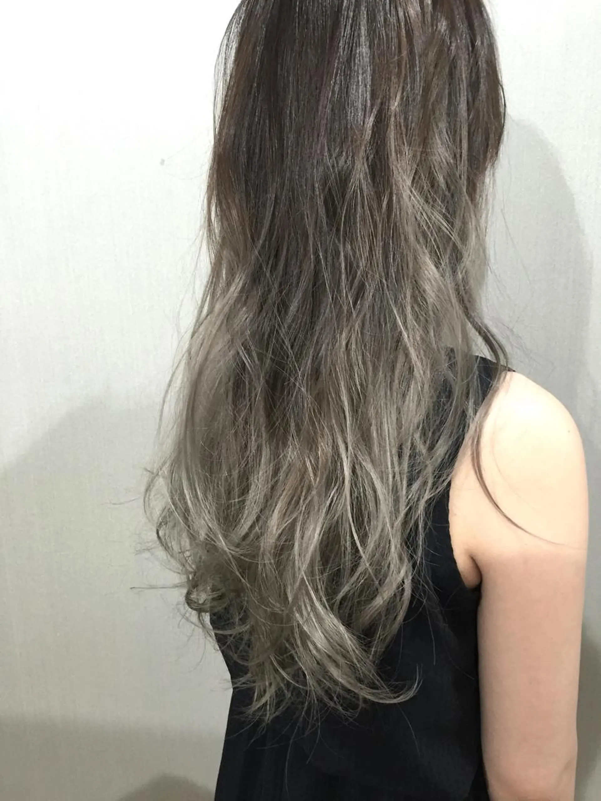 ロング カラー グラデーションカラー シルバー 北千住でカラーNo1 高橋優輔のヘアスタイル