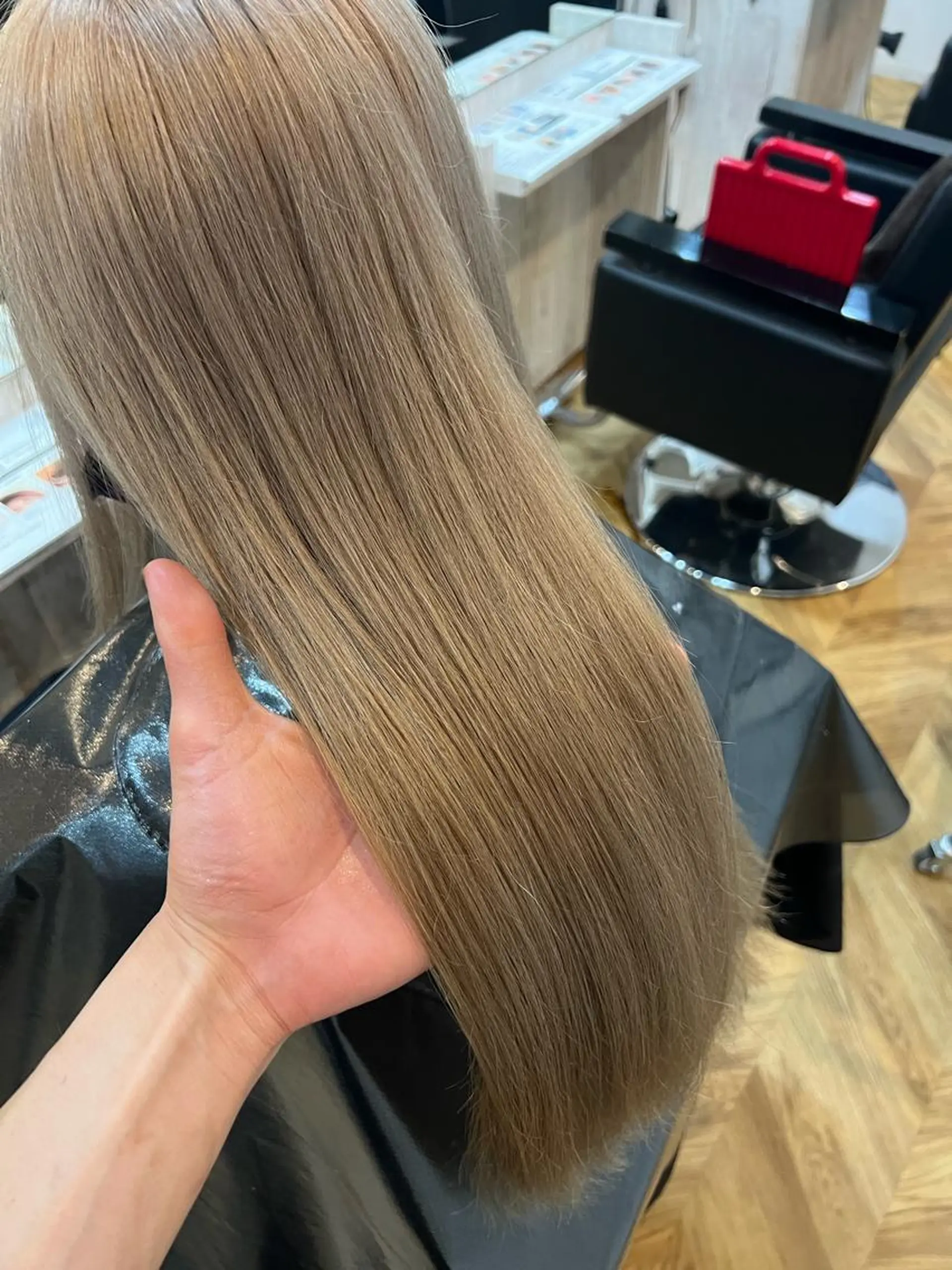 ロング カラー ベージュカラー ミルクティーベージュ ヘアカラー トリートメント ブリーチ特化 梅田本多翔のヘアスタイル