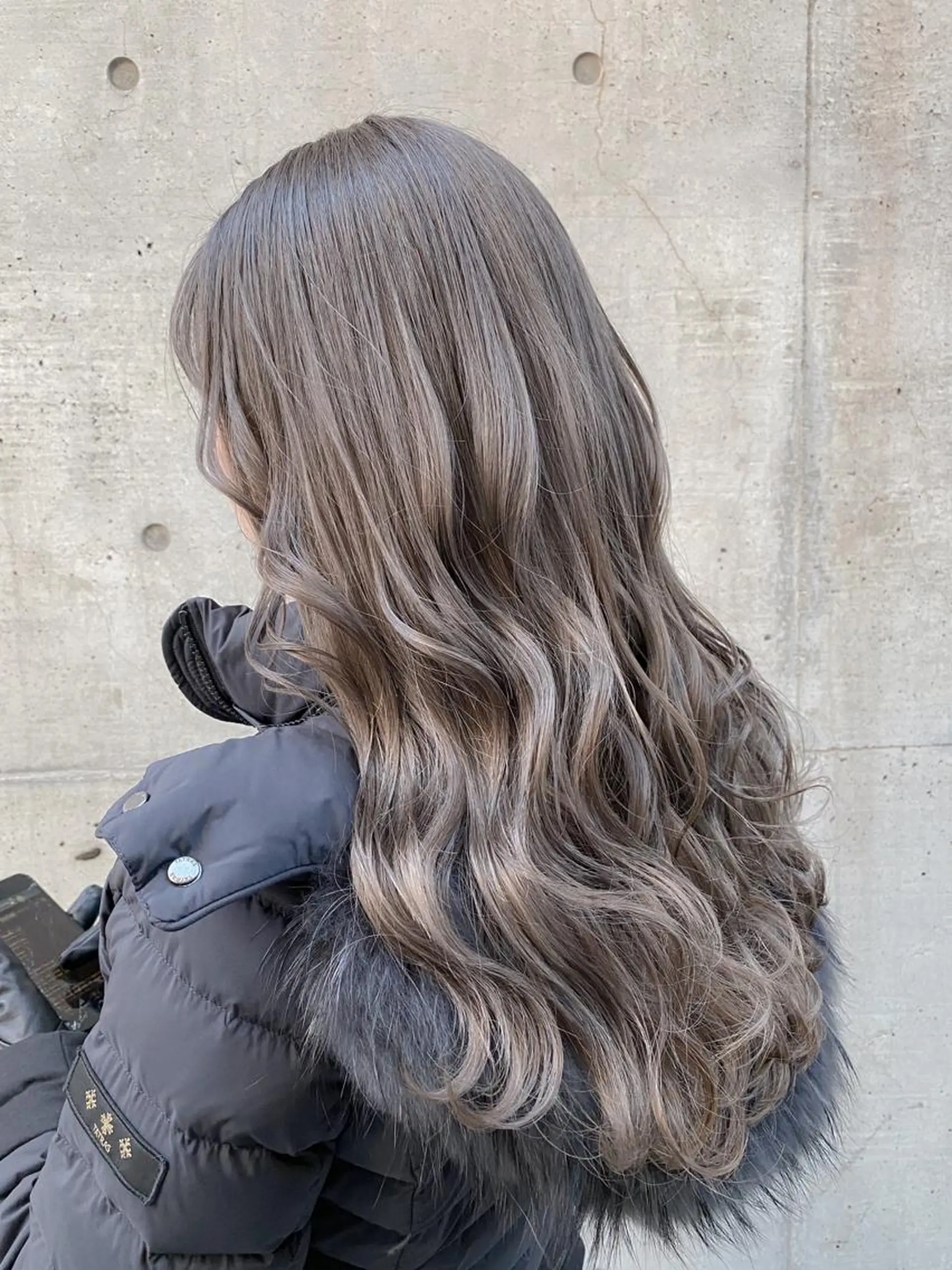 セミロング カラー ブリーチ ケアブリーチ イルミナカラー シルバー 【透明感、艶髪】西村 有司のヘアスタイル