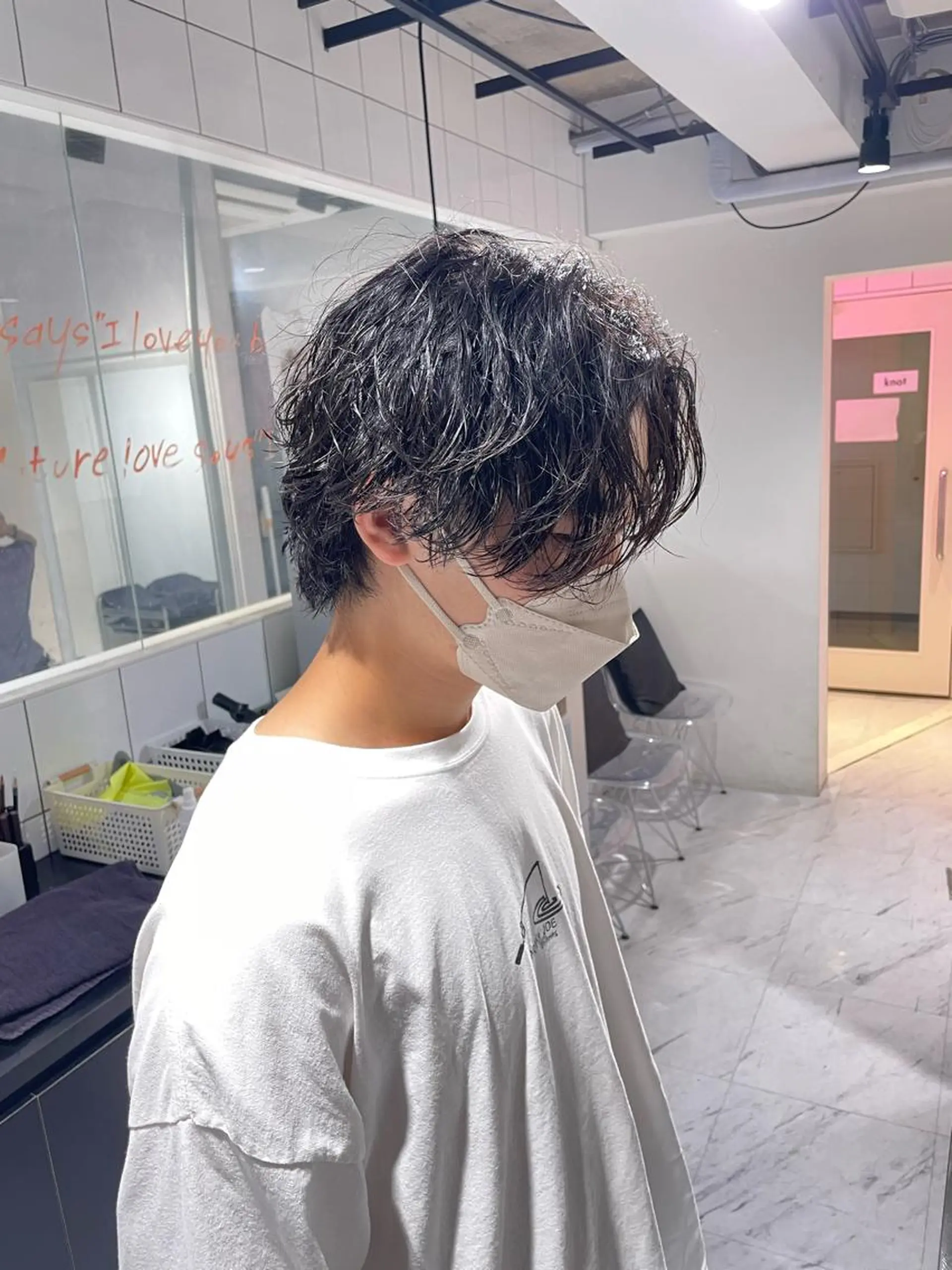 ショート カラー パーマ ヘアアレンジ メンズ アイブロウ センターパート メンズハイライト メンズハイトーン マッシュウルフ マッシュ カット パーマ トリートメント ヘッドスパ ヘアセット スパイキー/フェザー /波巻き/かいとのヘアスタイル