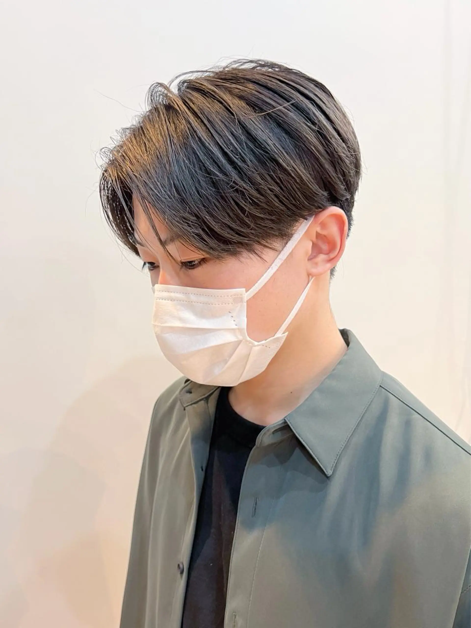 ショート メンズ メンズブリーチ センターパート メンズカット曲がる 縮毛矯正佐々木タクマのヘアスタイル