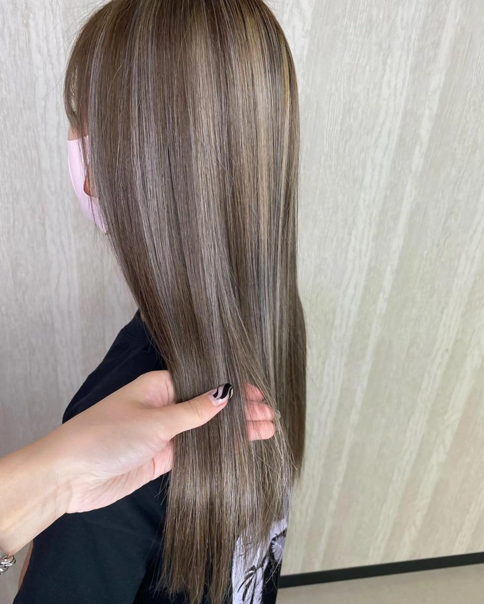 ロング カラー アッシュ ベージュカラー グレージュ ハイライトカラー ホワイトベージュ UNDER vr 【アンダーバー】のヘアスタイル