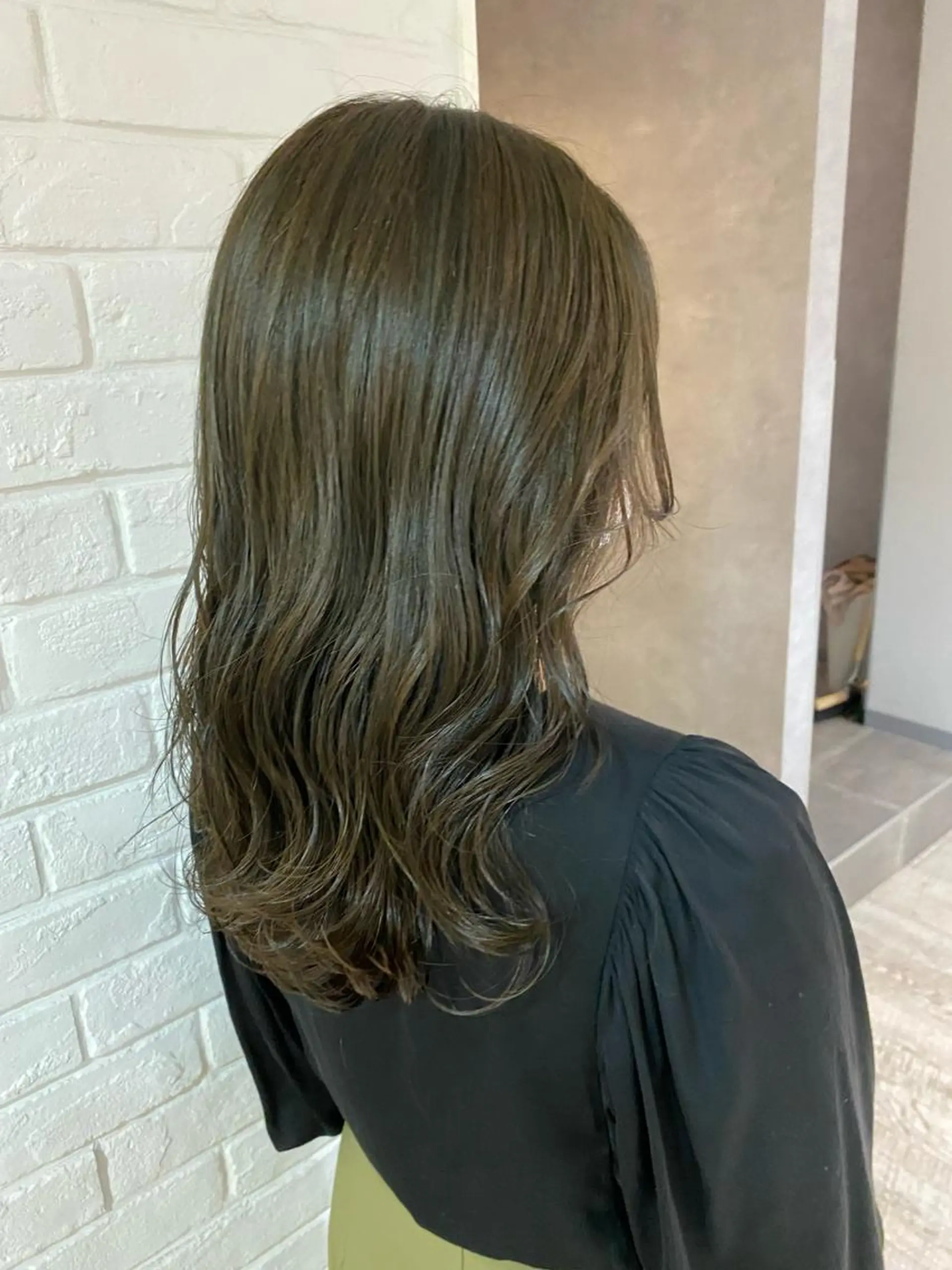 セミロング カラー 透明感カラー オリーブカラー ヘアカラー トリートメント 西村 美羽のヘアスタイル