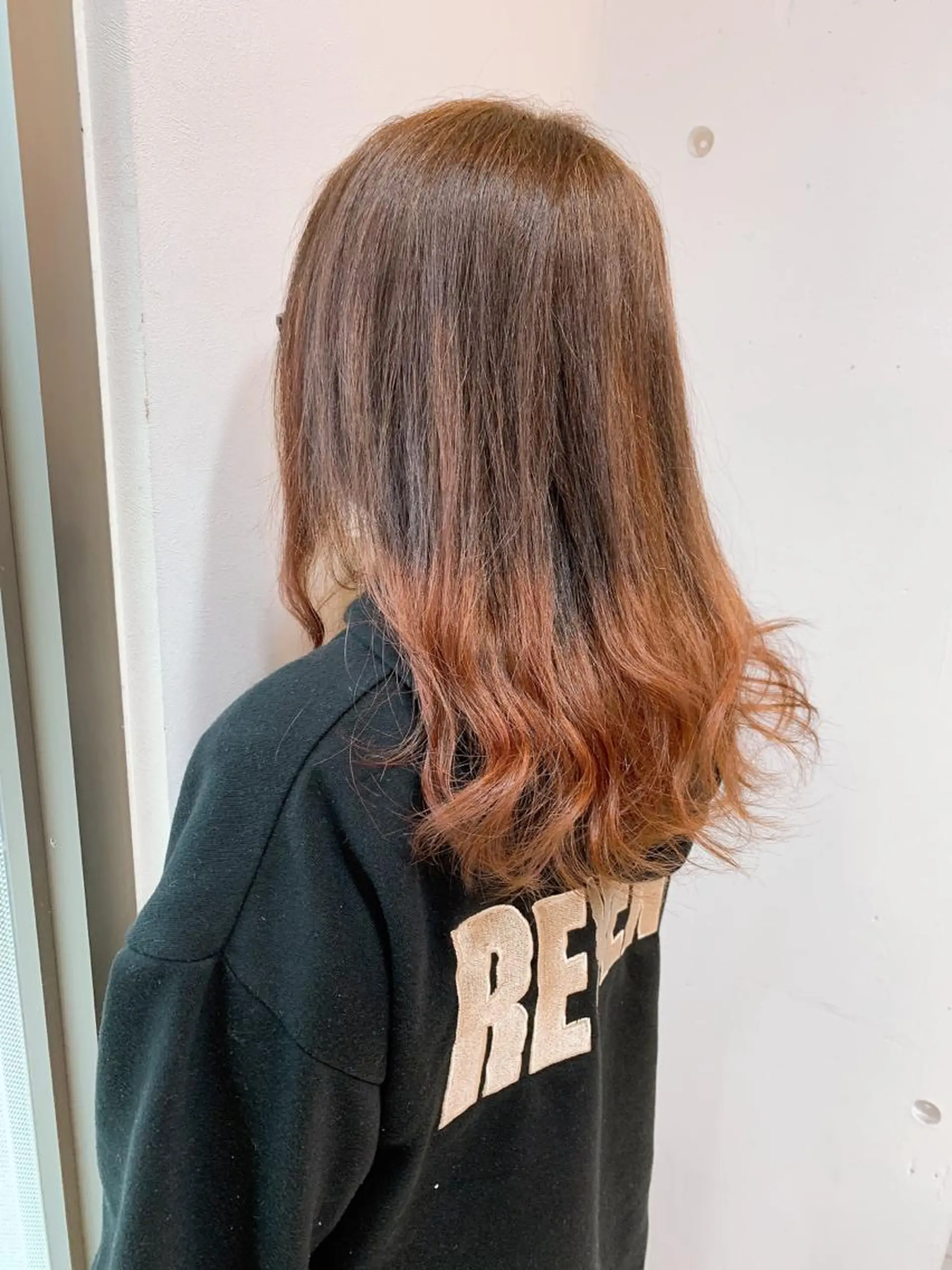 セミロング カラー パーマ グラデーションカラー 白髪ぼかしハイライト 柳川拓哉のヘアスタイル