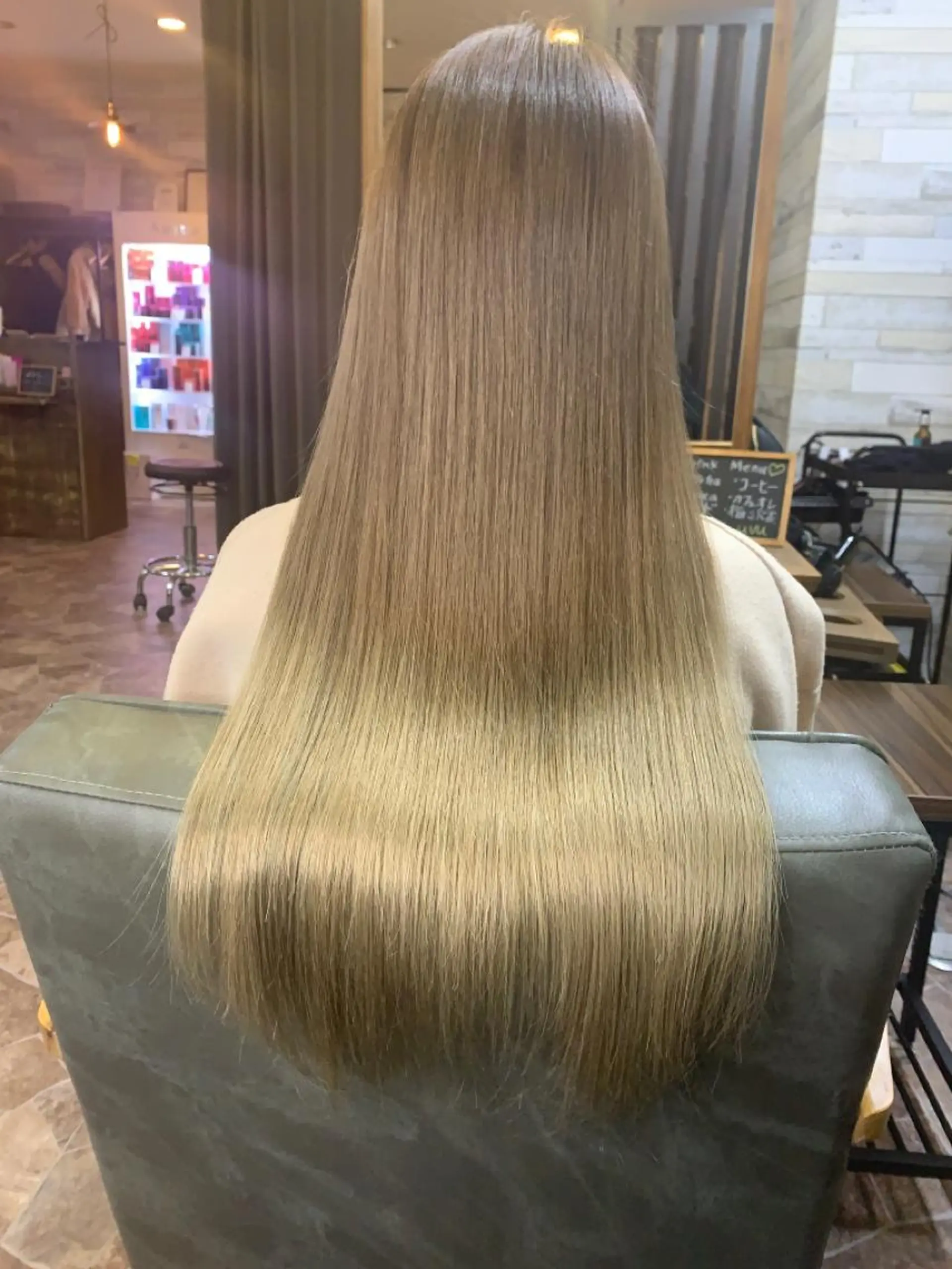 ロング Lilly 中谷友里のヘアスタイル