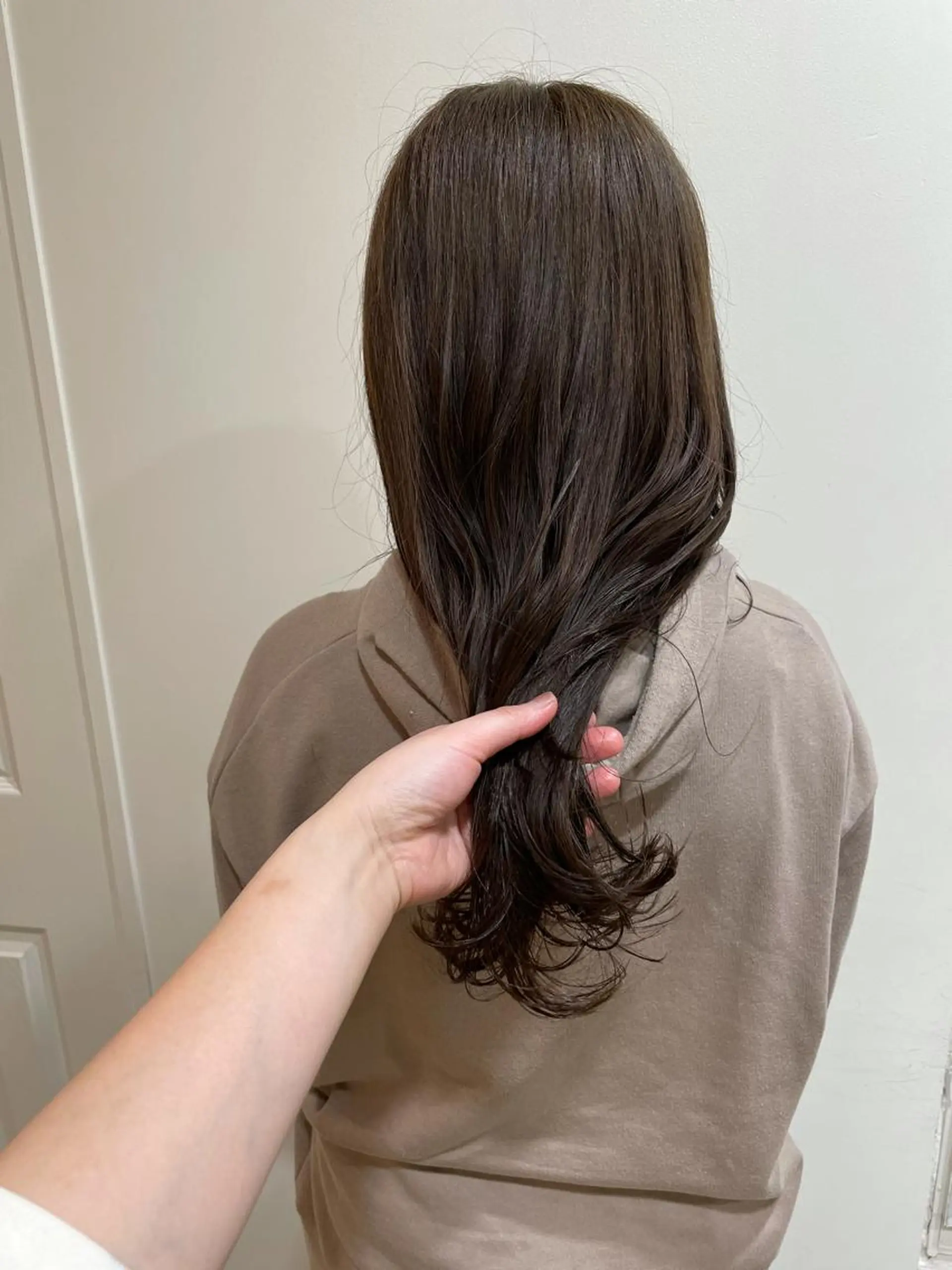 ロング カラー カット ヘアカラー トリートメント MIOベージュカラー 柔らかいカラーのヘアスタイル