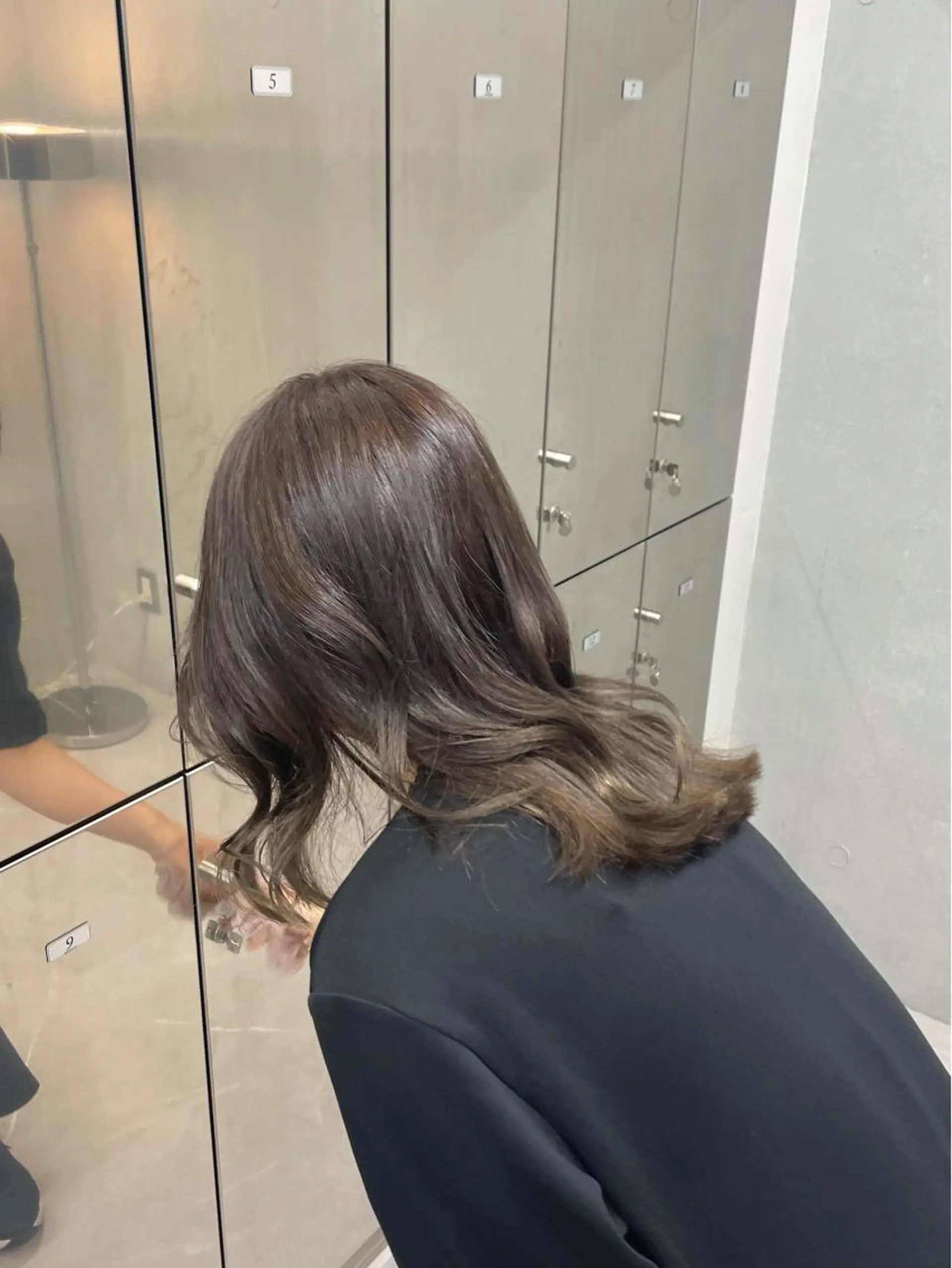 セミロング カラー IO イオリのヘアスタイル