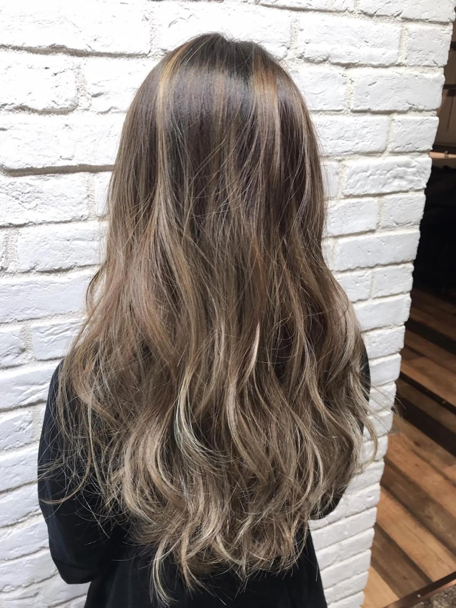 ロング カラー グレージュ ハイライトカラー ハイライト UMEDA FIGAROのヘアスタイル