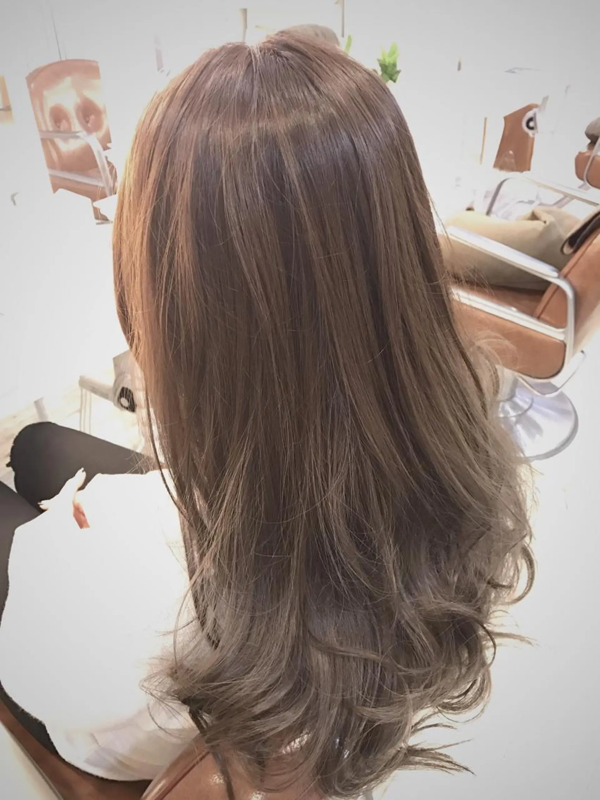 ロング カラー ブリーチ グラデーションカラー グレージュ 小倉 聖也のヘアスタイル