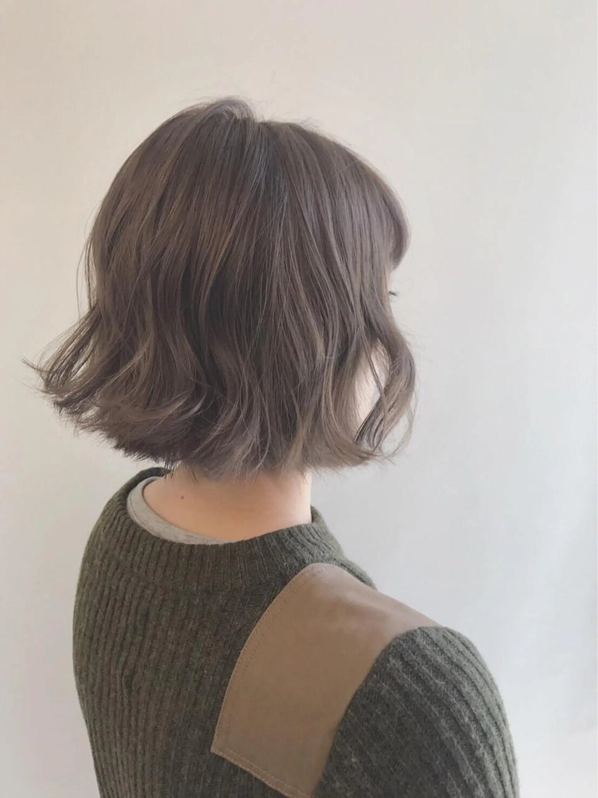 ショート カラー ベージュカラー ブリーチ ミルクティーベージュ ぱつっとボブ/ 小野あかねのヘアスタイル