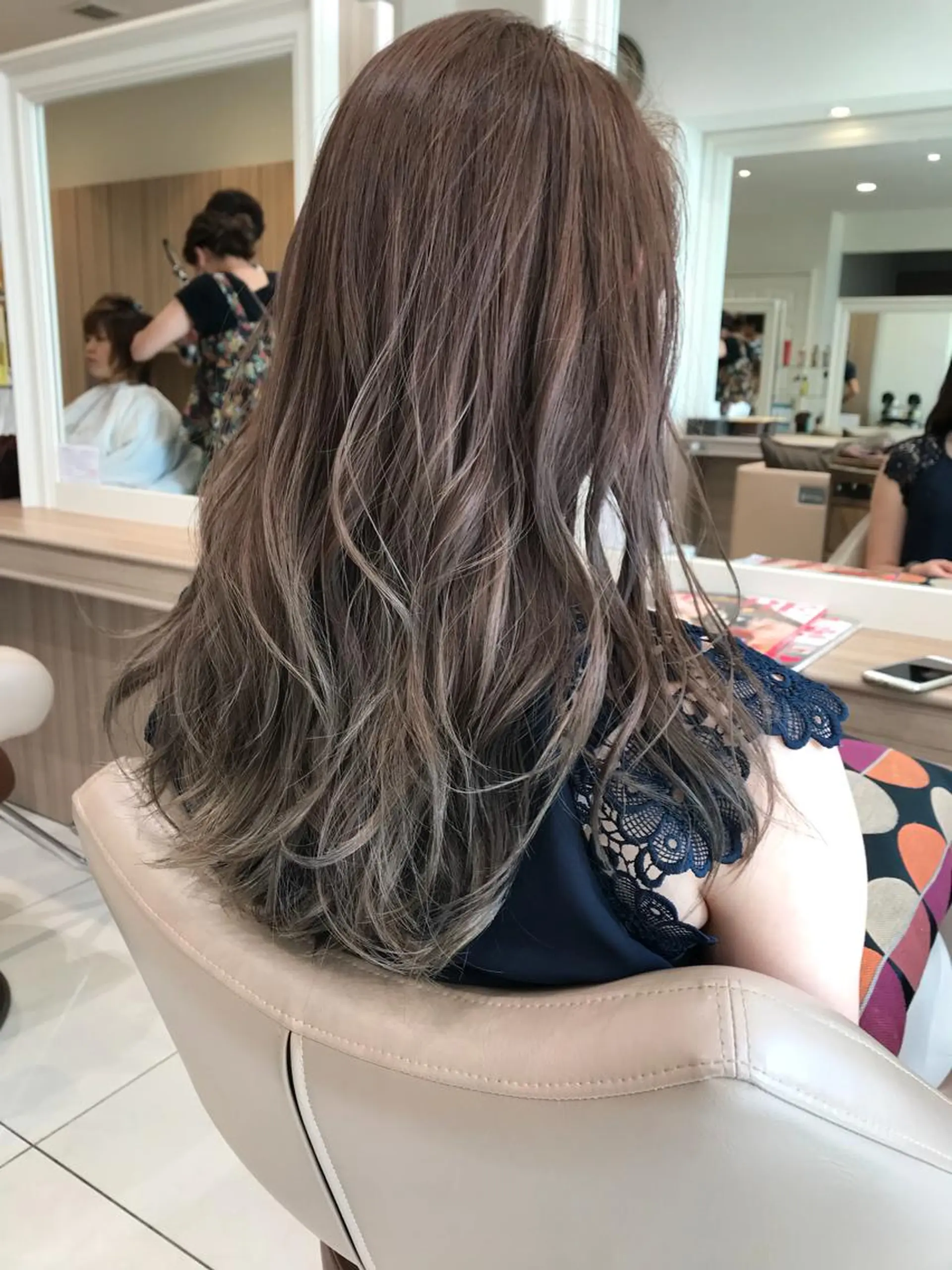 セミロング カラー ブリーチ グラデーションカラー ヘアカラー トリートメント 当日予約🆗✂︎ ウエモト タクのヘアスタイル