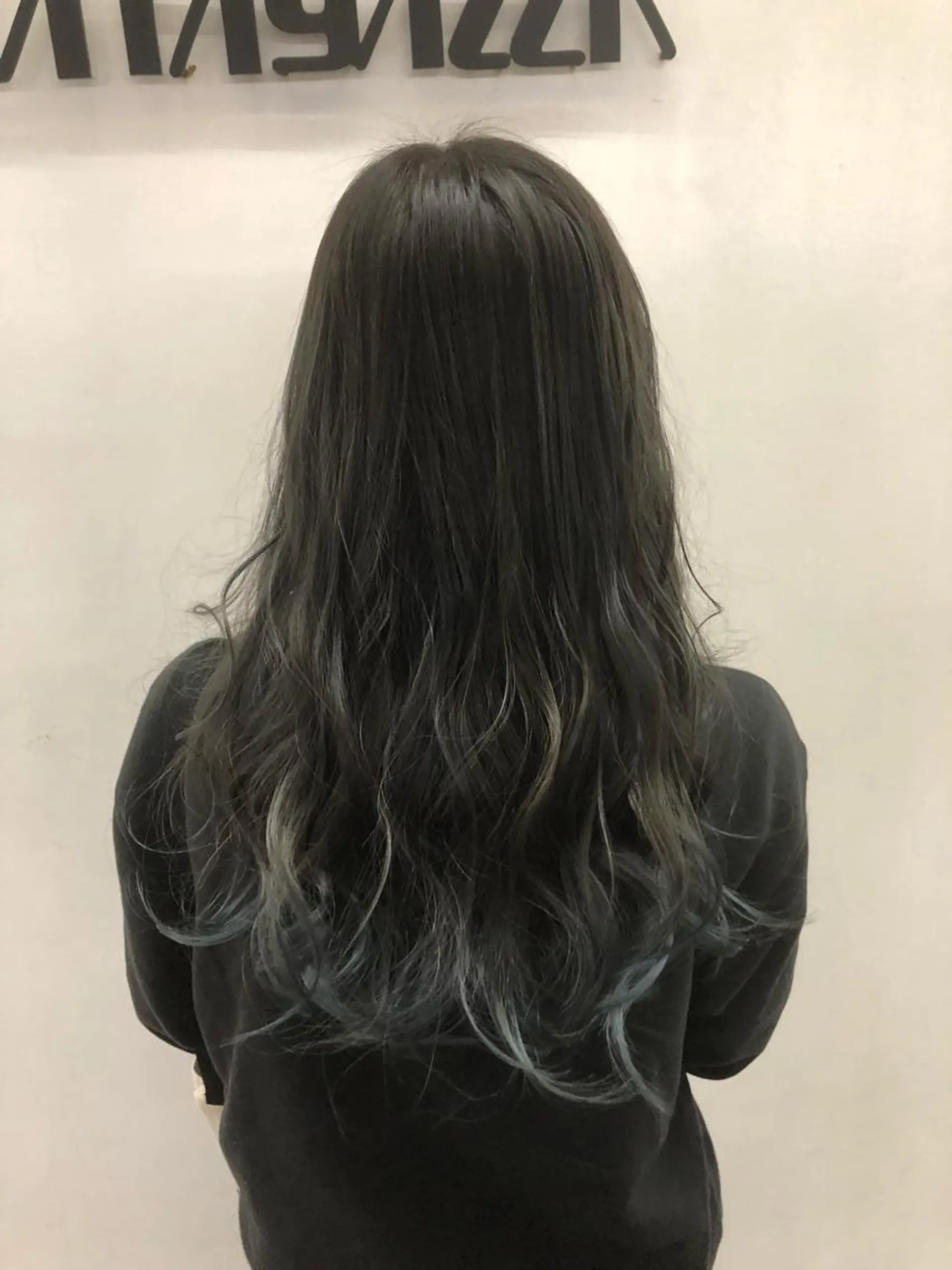 ロング カラー グラデーションカラー ネイビーカラー 東條 克義のヘアスタイル