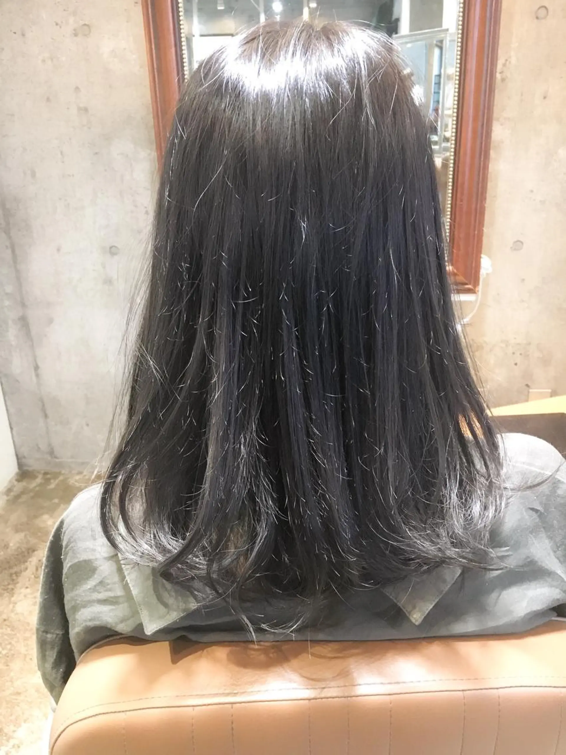 セミロング カラー ダークグレー グラデーションカラー 北條 優輝のヘアスタイル