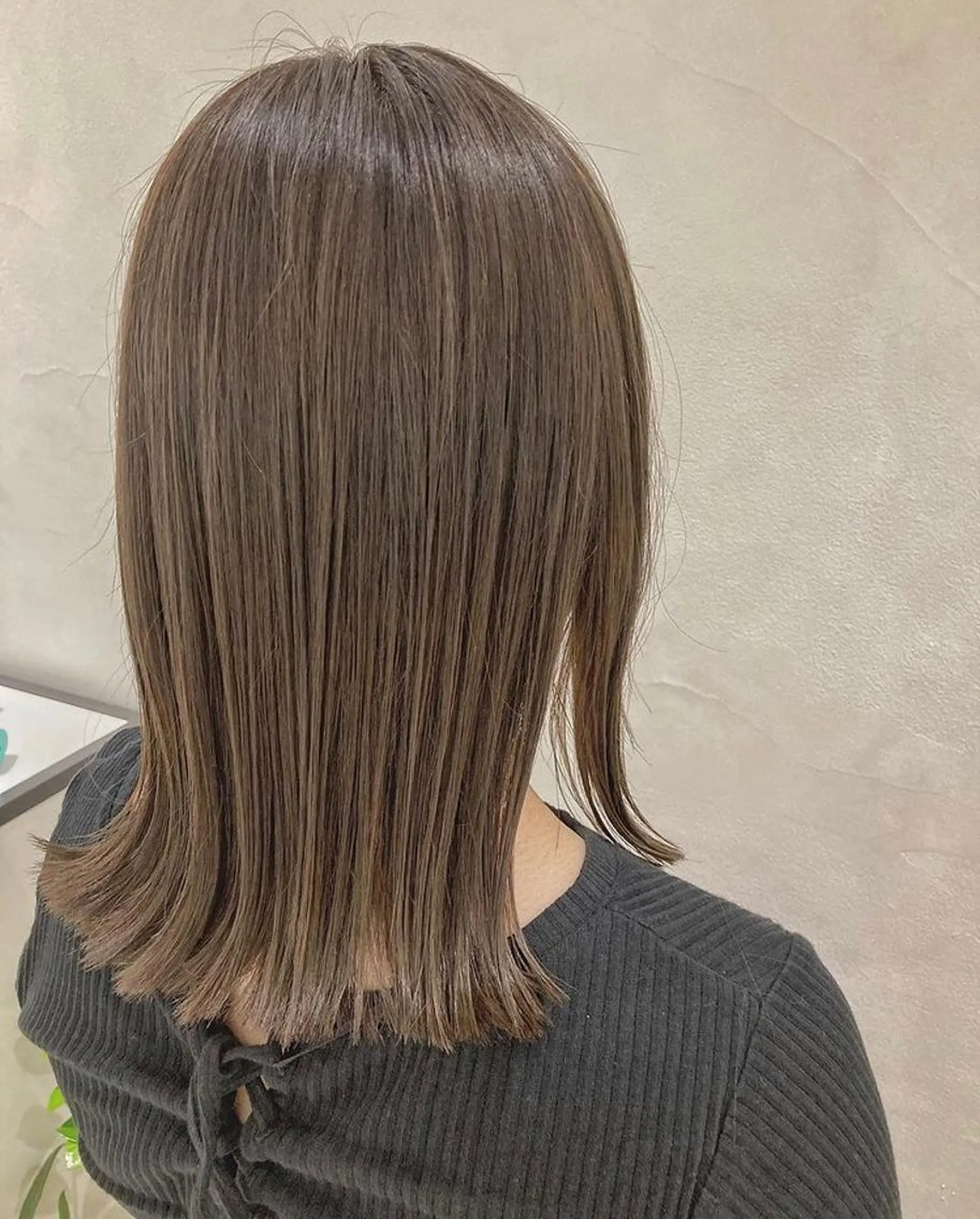 ミディアム カラー ヘアアレンジ アッシュ ブリーチ グレージュ ミルクティーグレージュ ブリーチなしカラー エグチ アキラのヘアスタイル