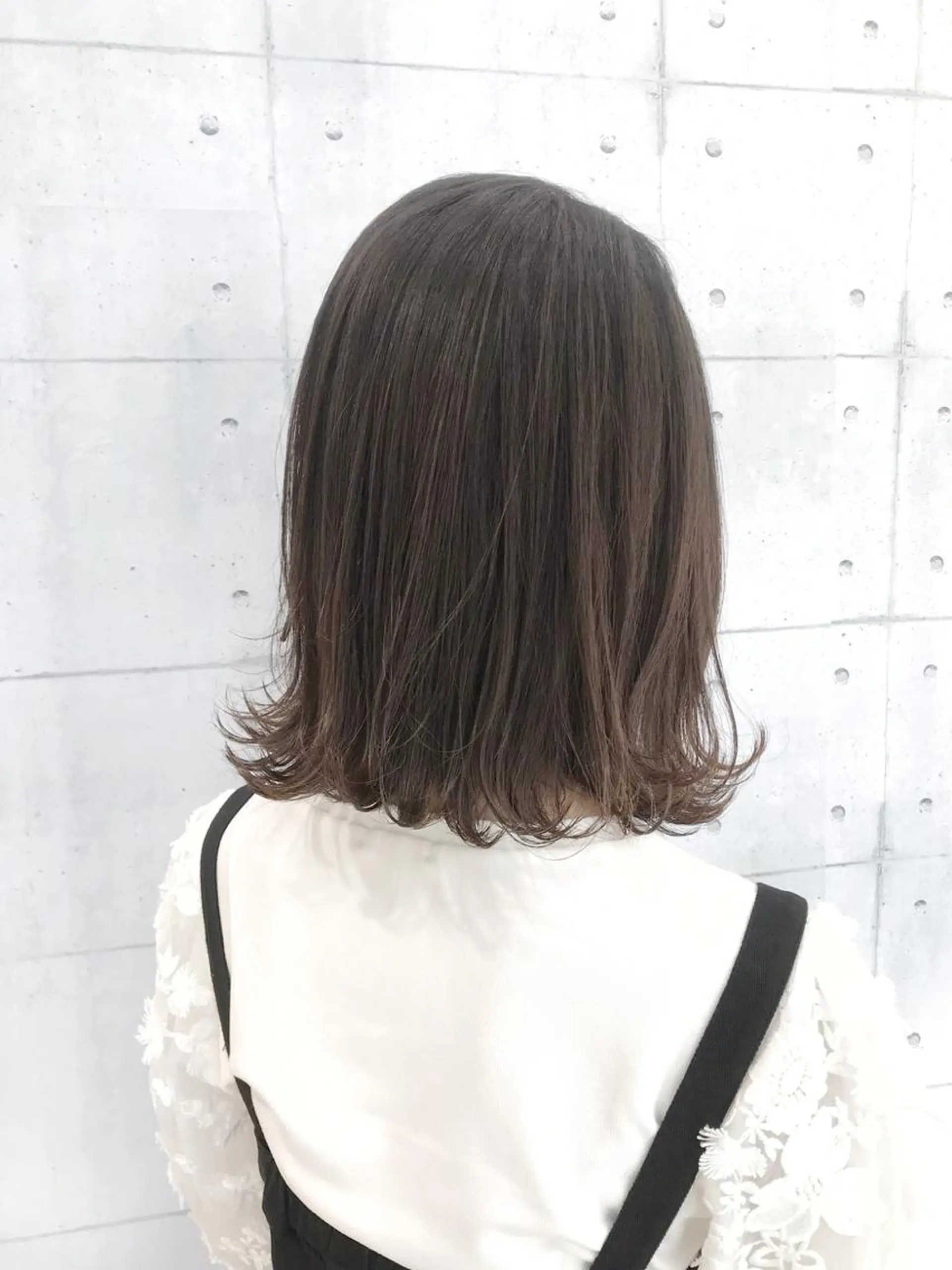 ミディアム カラー 切りっぱなしボブ アッシュ ベージュカラー ボブ カット ヘアカラー 高木 麻知子のヘアスタイル