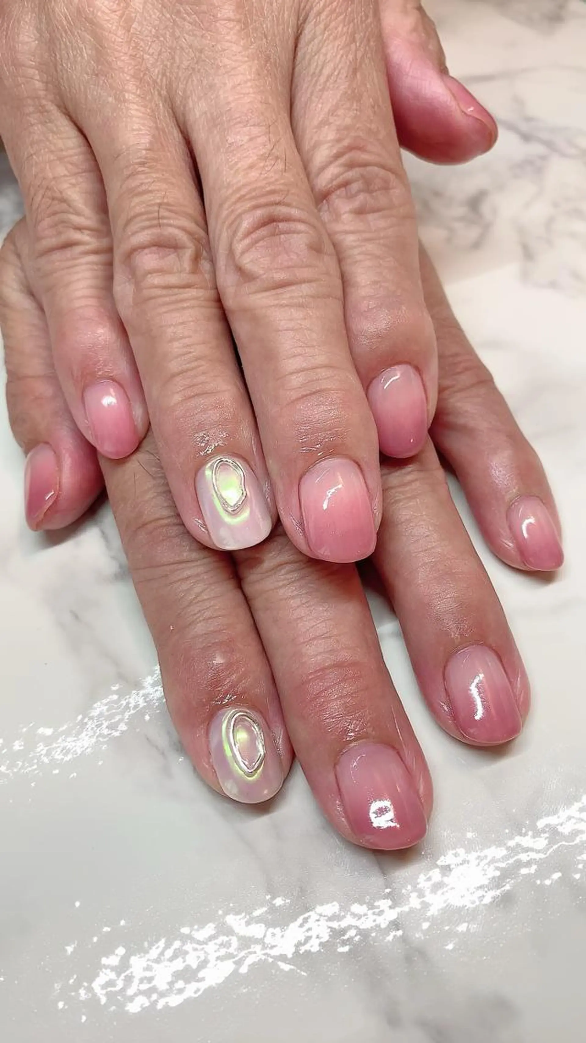 ネイル オーロラネイル ジェルネイル グラデーション ミラーネイル ホワイト atelier chic+のネイルデザイン