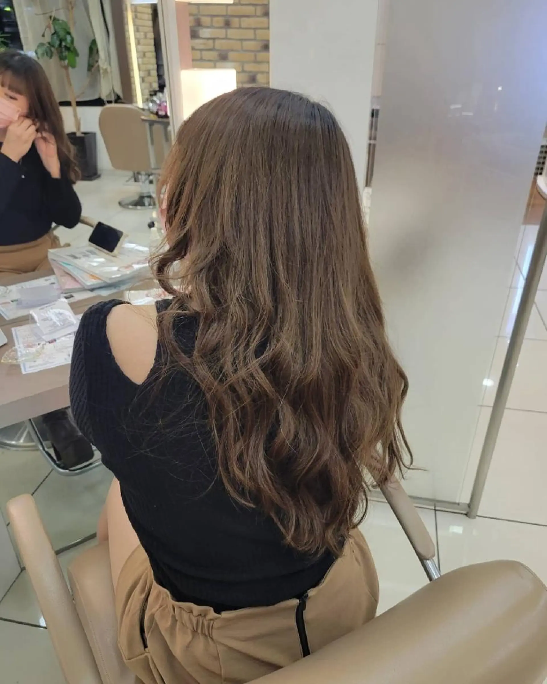 ロング カラー ヘアカラー エクステ 羽エクステ🩷 🤍まき🤍のマツエク・マツパデザイン