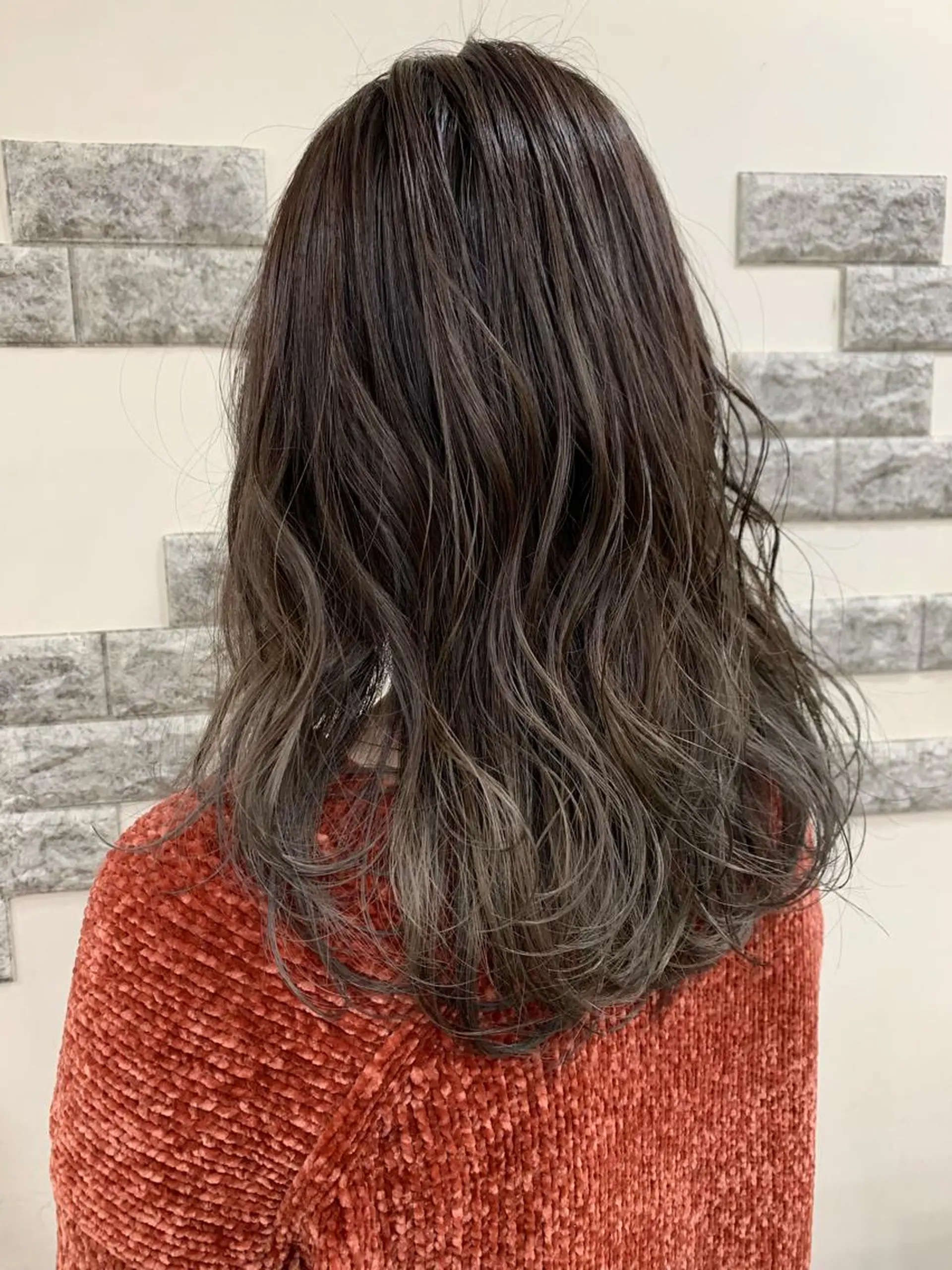 セミロング カラー SALOWIN新宿三丁目 Frente店所属・薄田 珠美のヘアスタイル