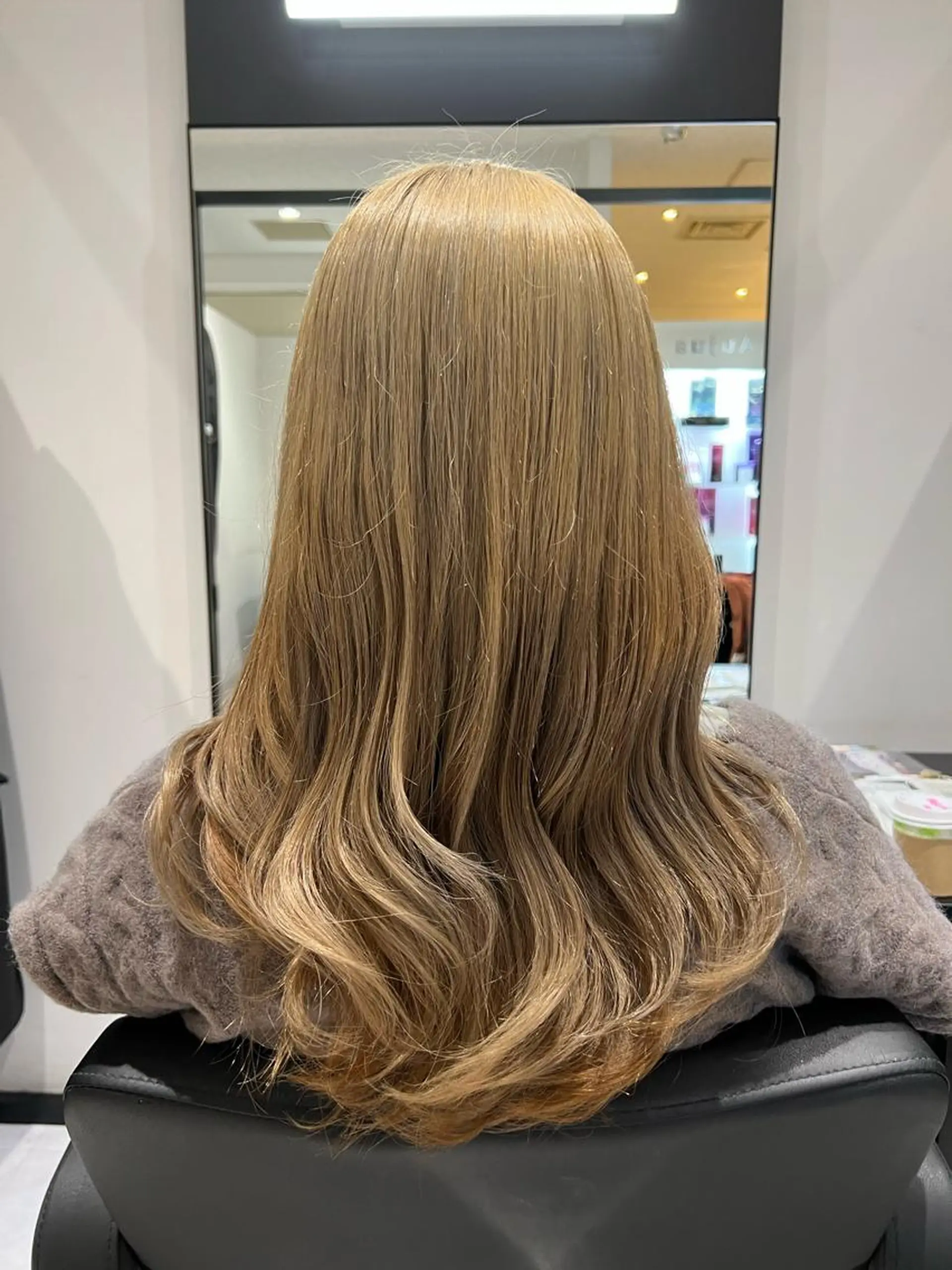 セミロング カラー コテ巻き風パーマ 韓国風パーマ　無重力のヘアスタイル