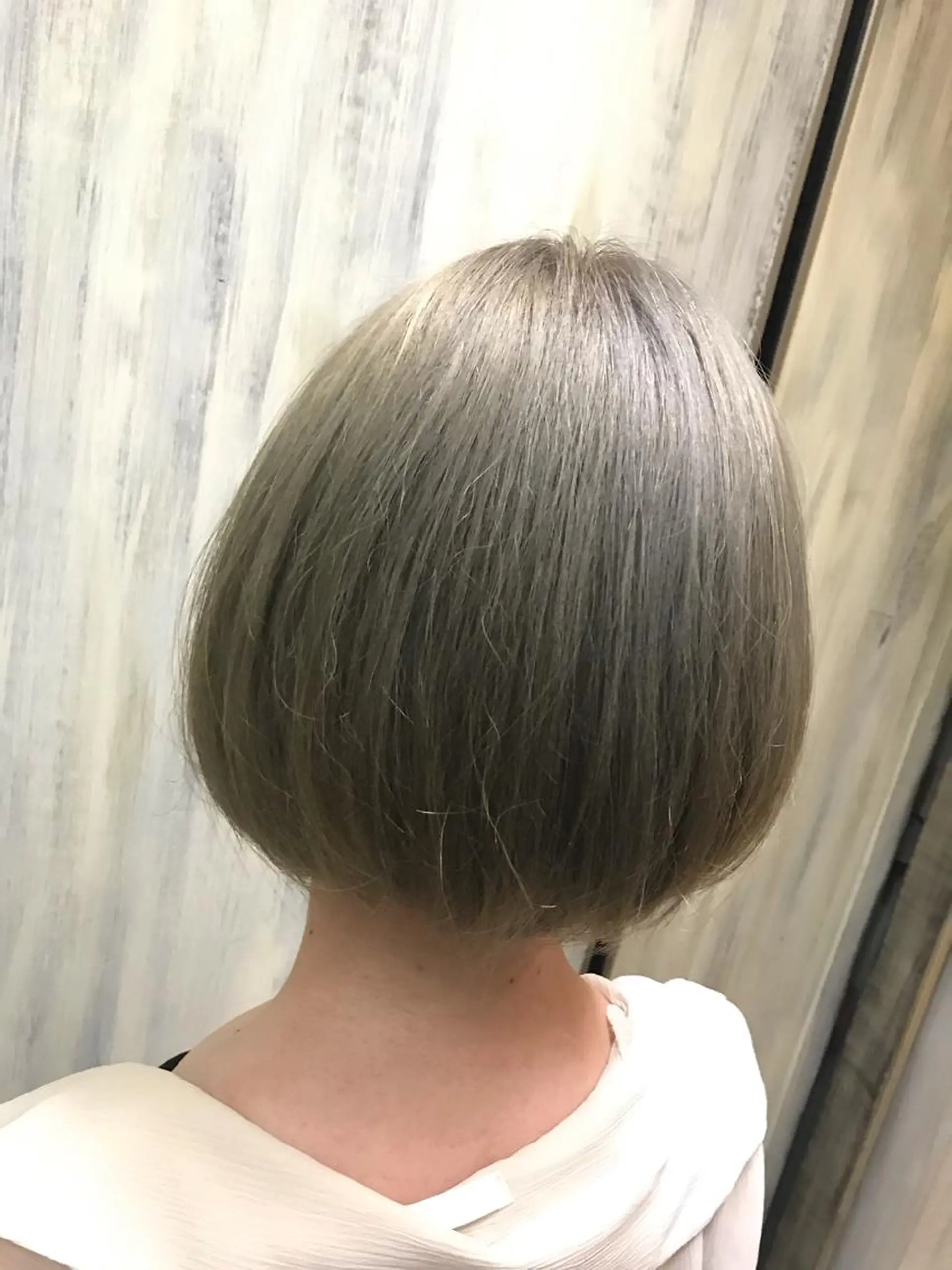 ショート カラー アディクシーカラー ブリーチ shi hoのヘアスタイル
