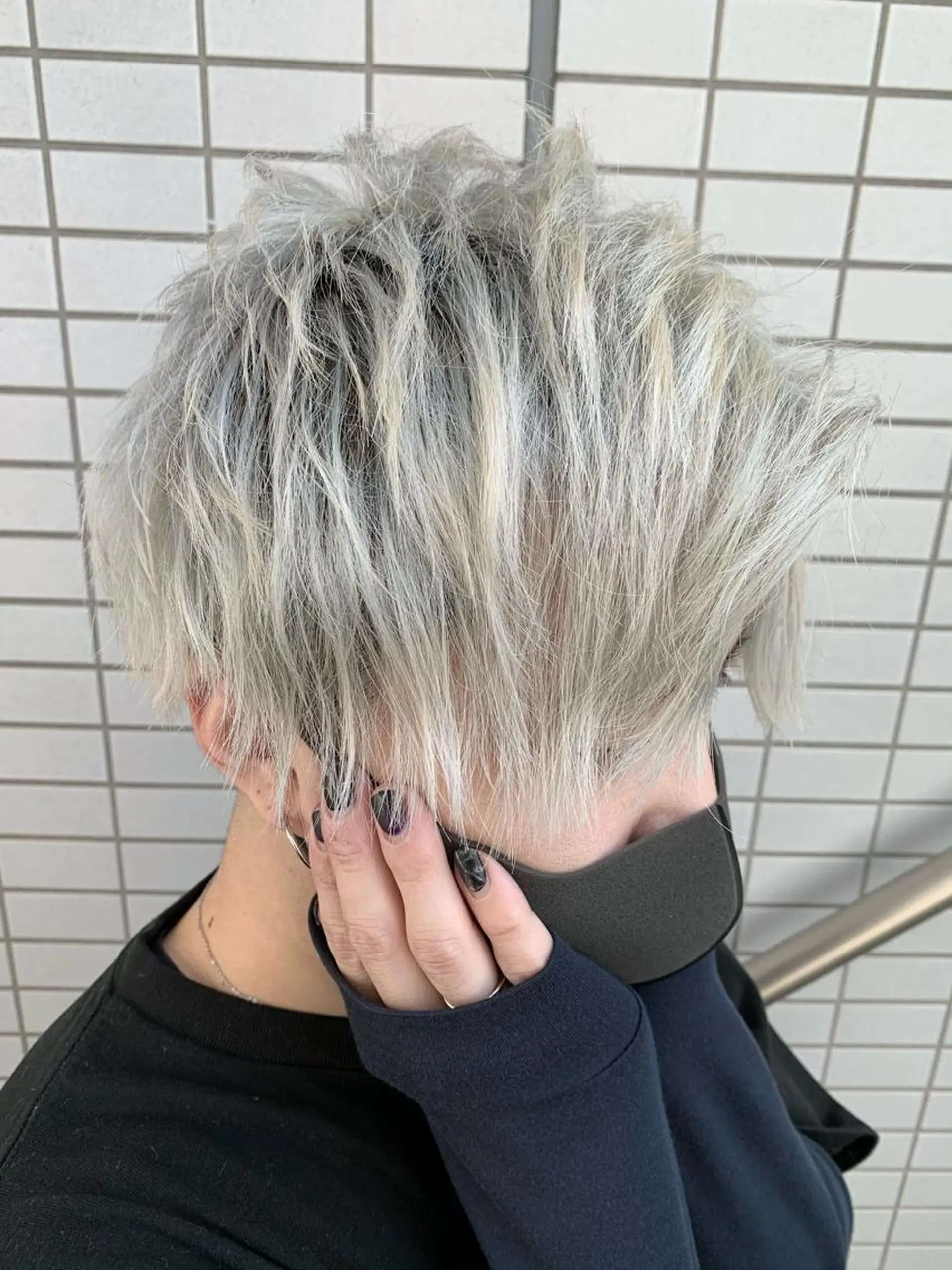 カラー メンズ シルバー mimiiy梅田 中崎町ハイトーンのヘアスタイル