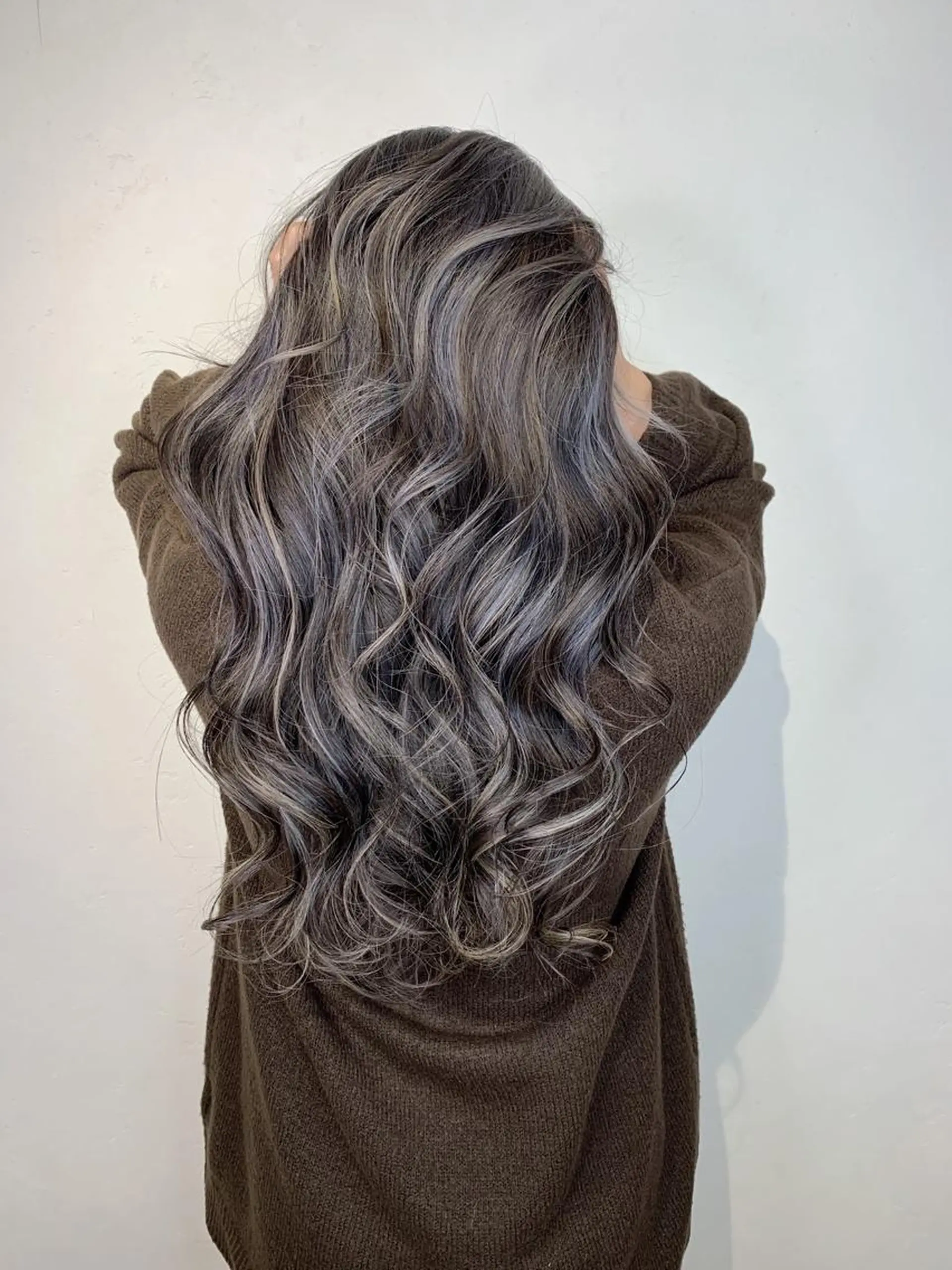 ミディアム カット ヘアカラー ＿WHITE鳳店 アンダーバーホワイトのヘアスタイル