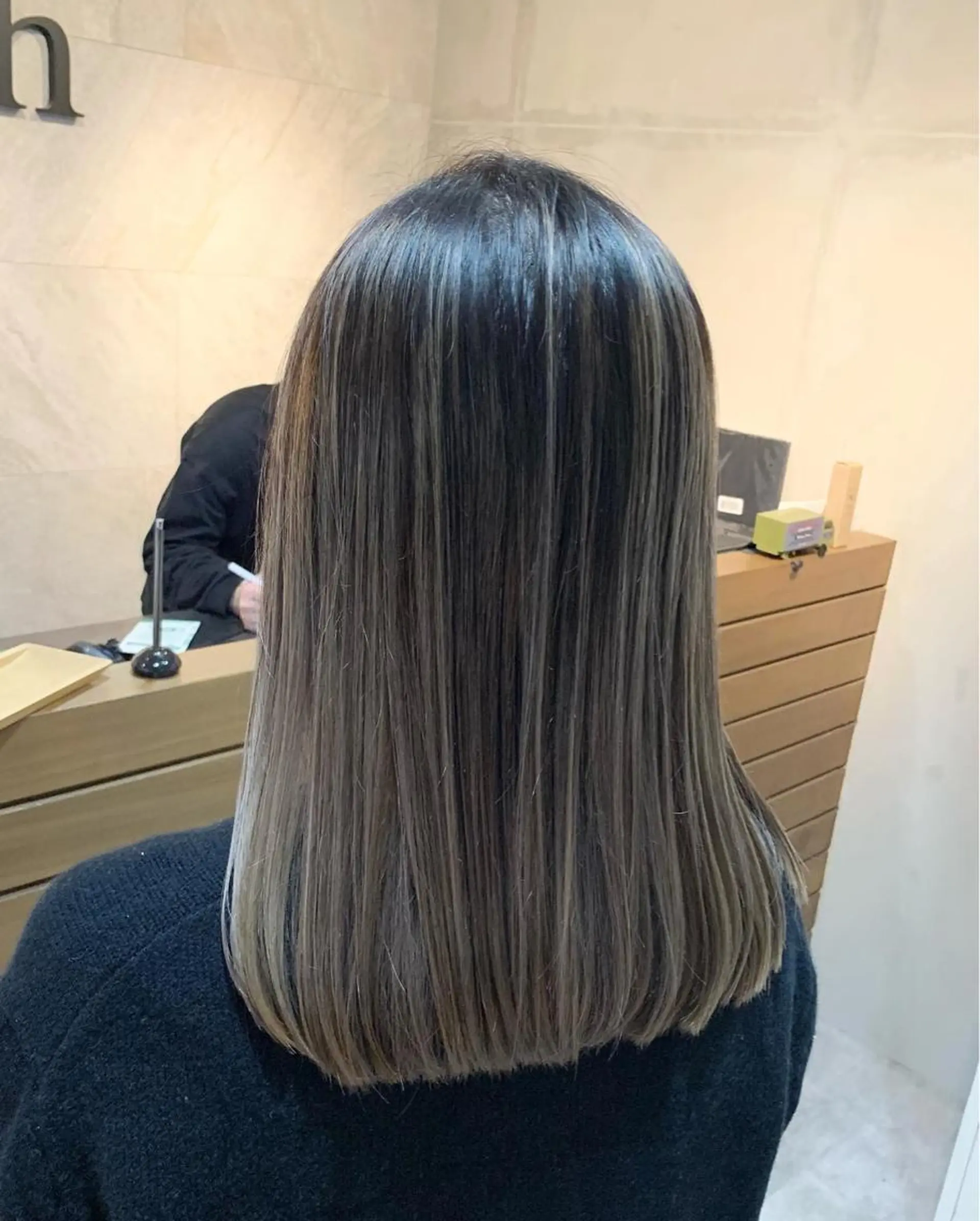 ミディアム カラー リサ tonieのヘアスタイル