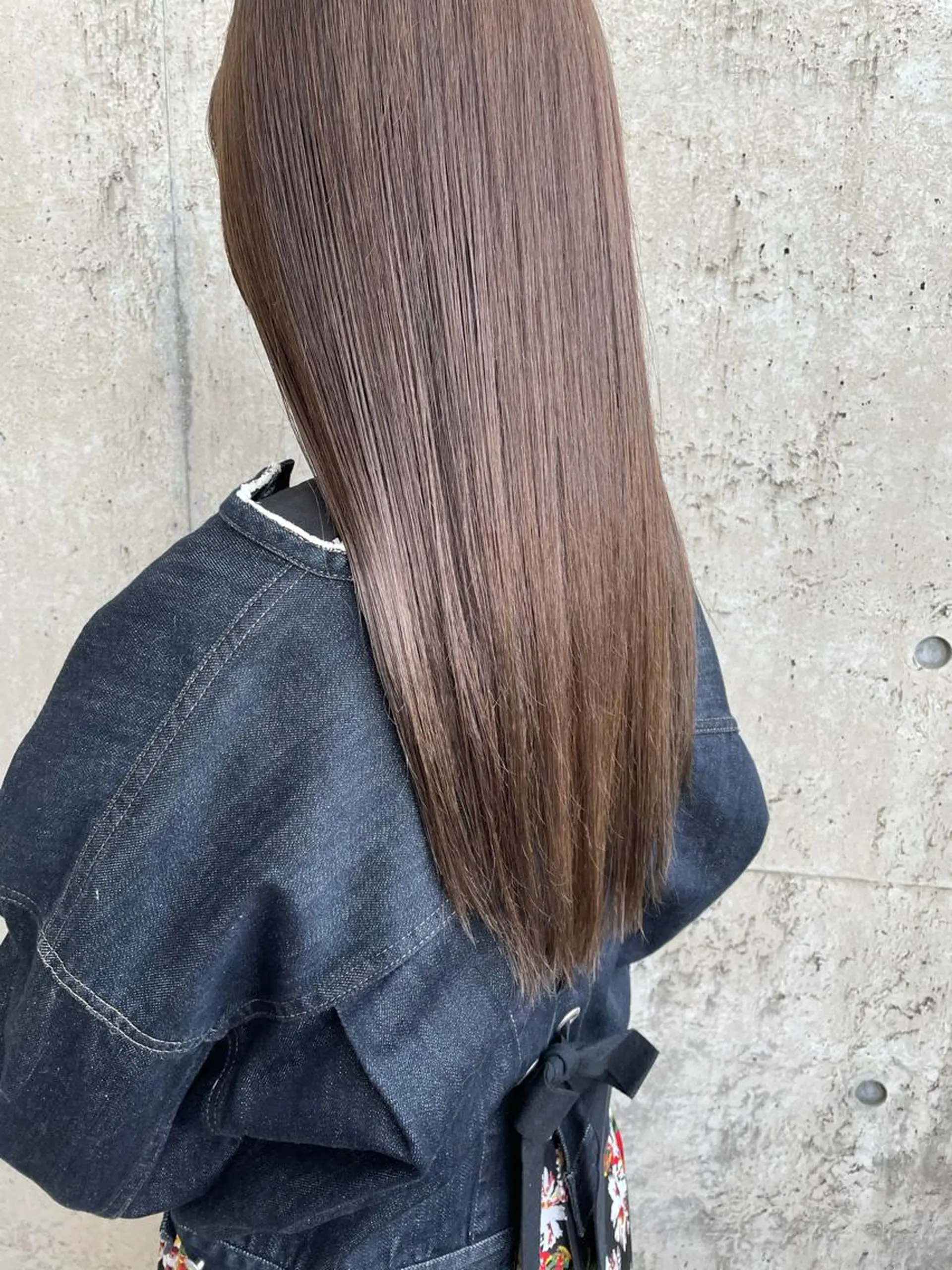 ロング カラー ブリーチ グレージュ ロング t.（ティードット）所属・日高 香織のヘアスタイル