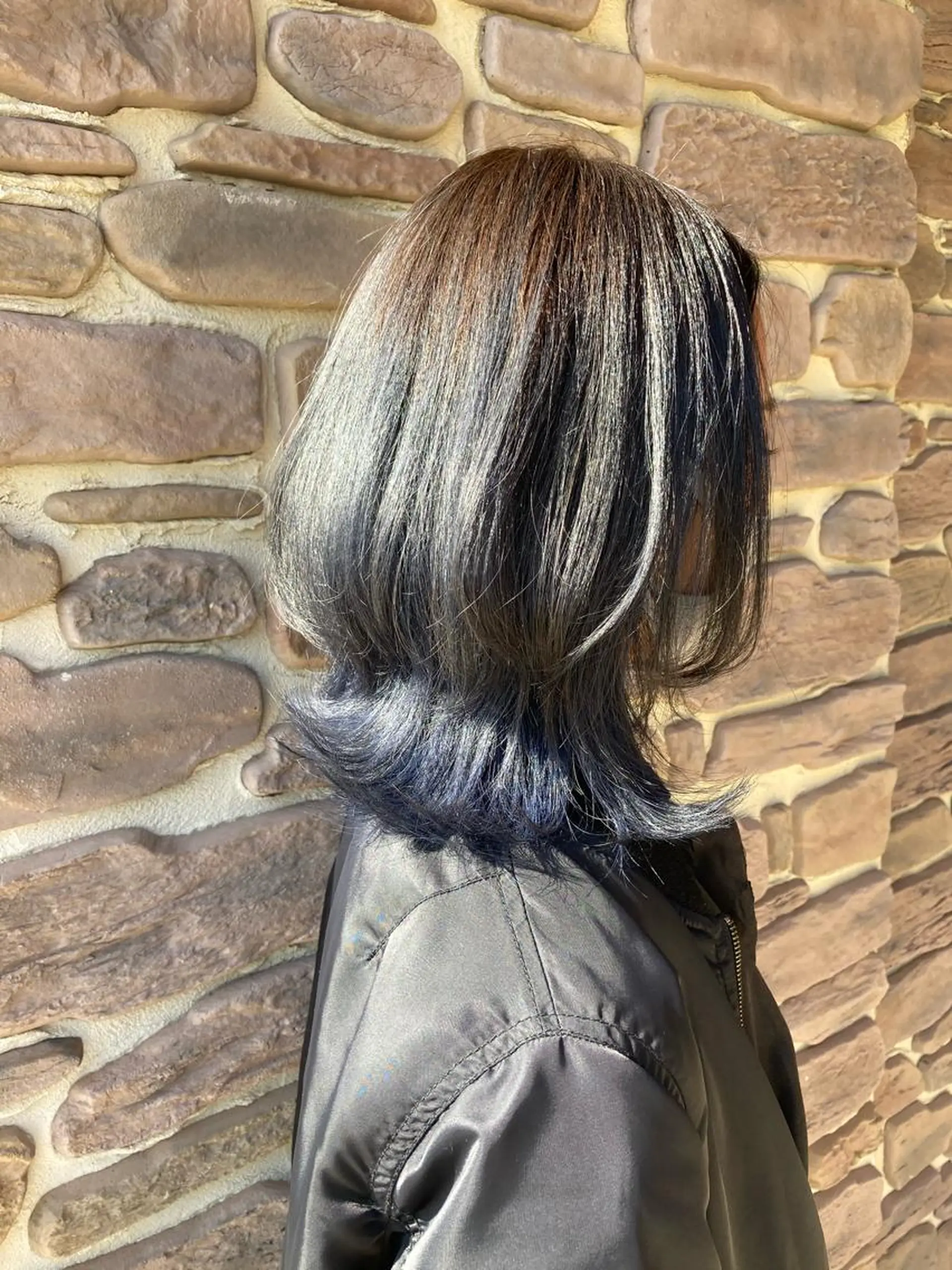 ミディアム カラー ブルーカラー ブルーグレー ブルーグレージュ グラデーションカラー グレージュ 浅岡 のどかのヘアスタイル