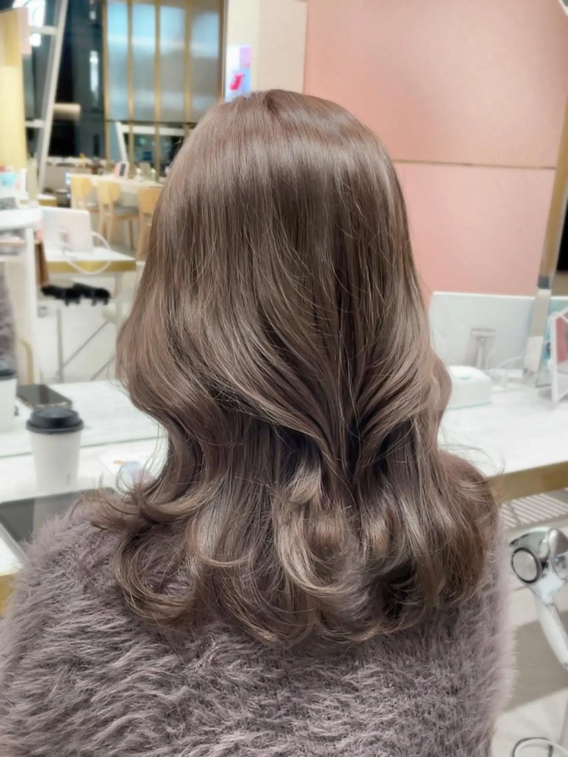 セミロング カラー 🤎小顔レイヤー /ベージュ🤎友香のヘアスタイル