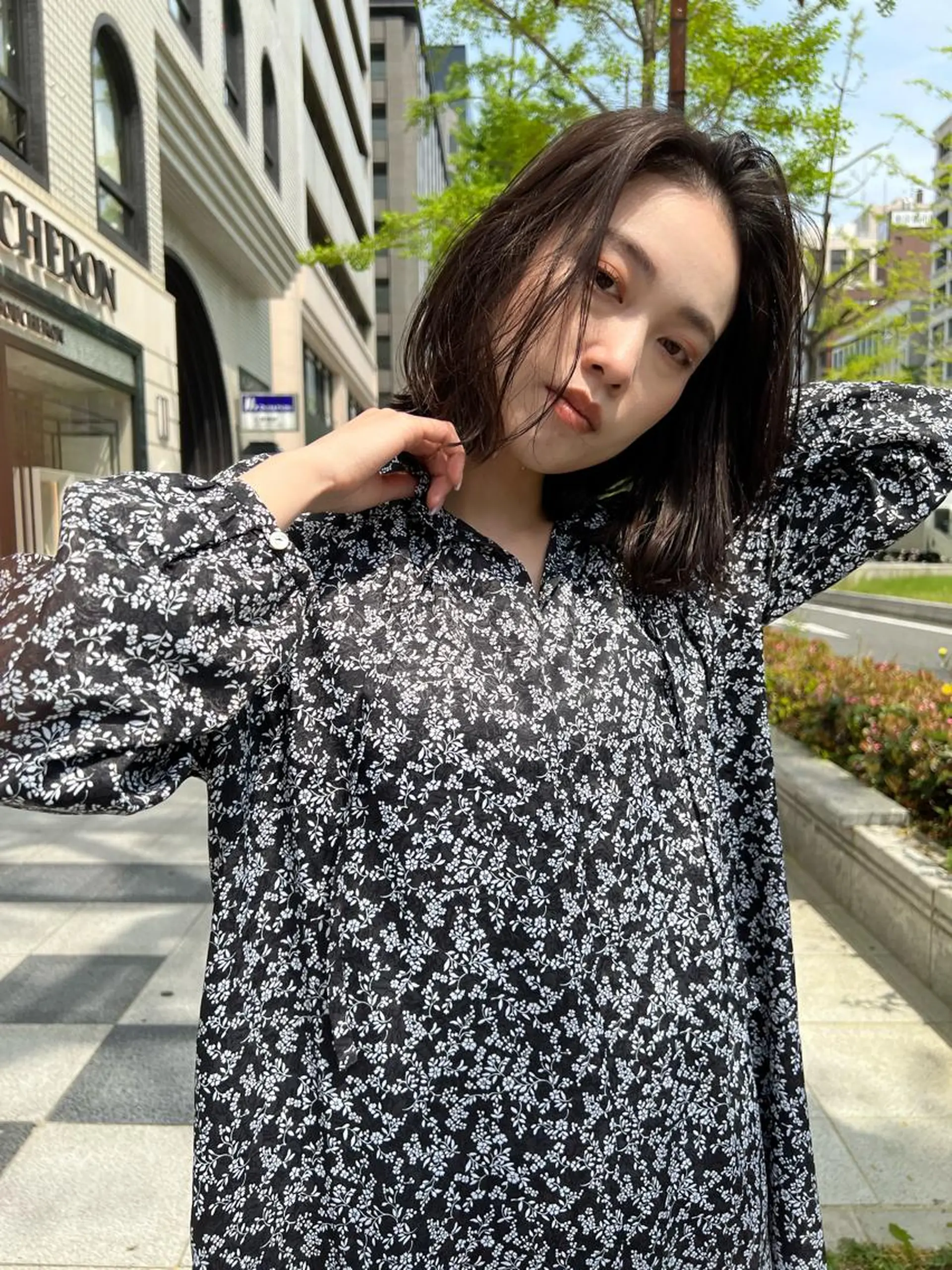 ミディアム カラー パーマ コテ巻き風パーマ 韓国風パーマ　無重力のヘアスタイル