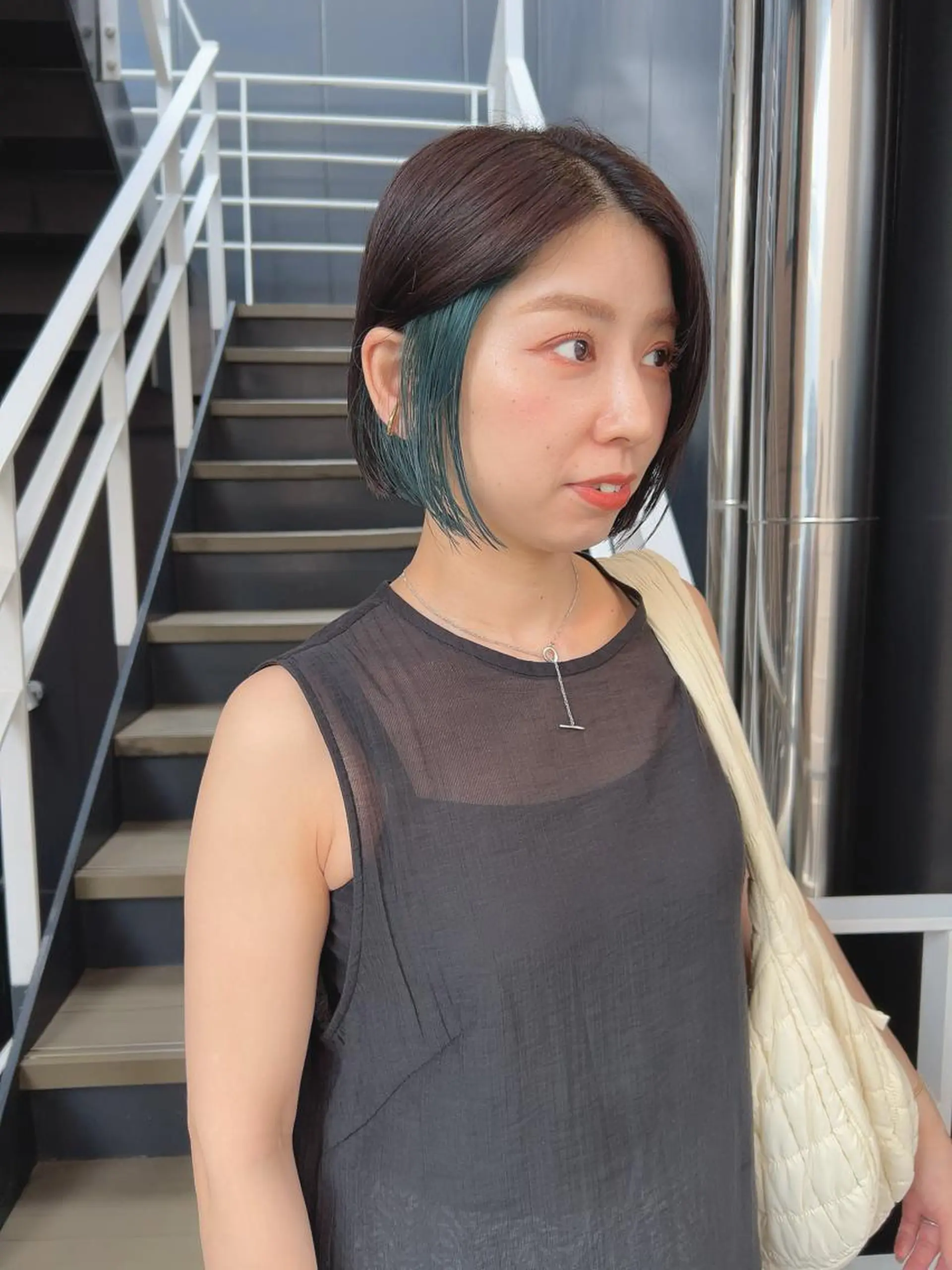 ショート ヘアカラー トリートメント 韓国🇰🇷レイヤー カットオリーブカラーのヘアスタイル